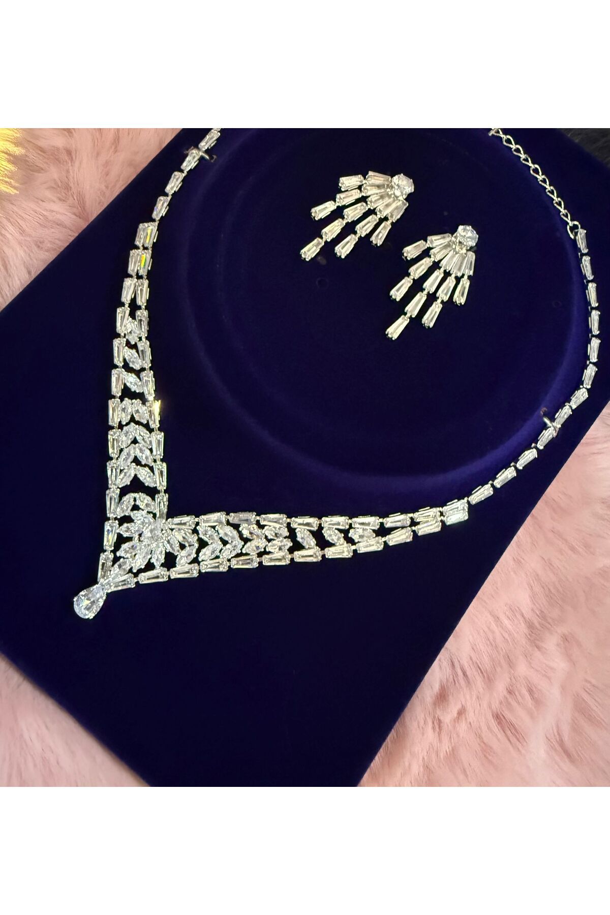 Butik Taç Detaylı Işıltılı Zirkon Gelin Seti – Lüks Kolye & Şelale Küpe