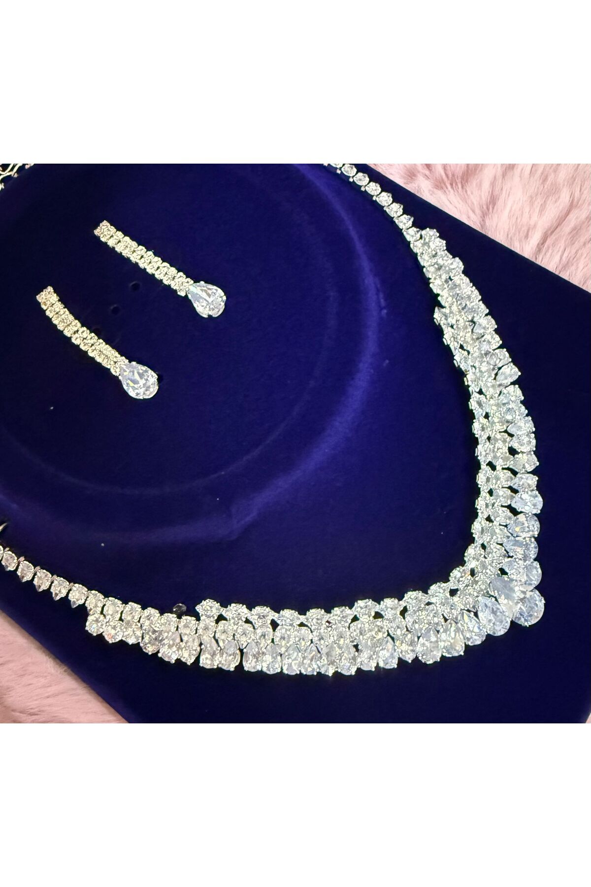 Butik Işıltının Zirvesi – Damla Kesim Taşlı Lüks Zirkon Gelin Seti