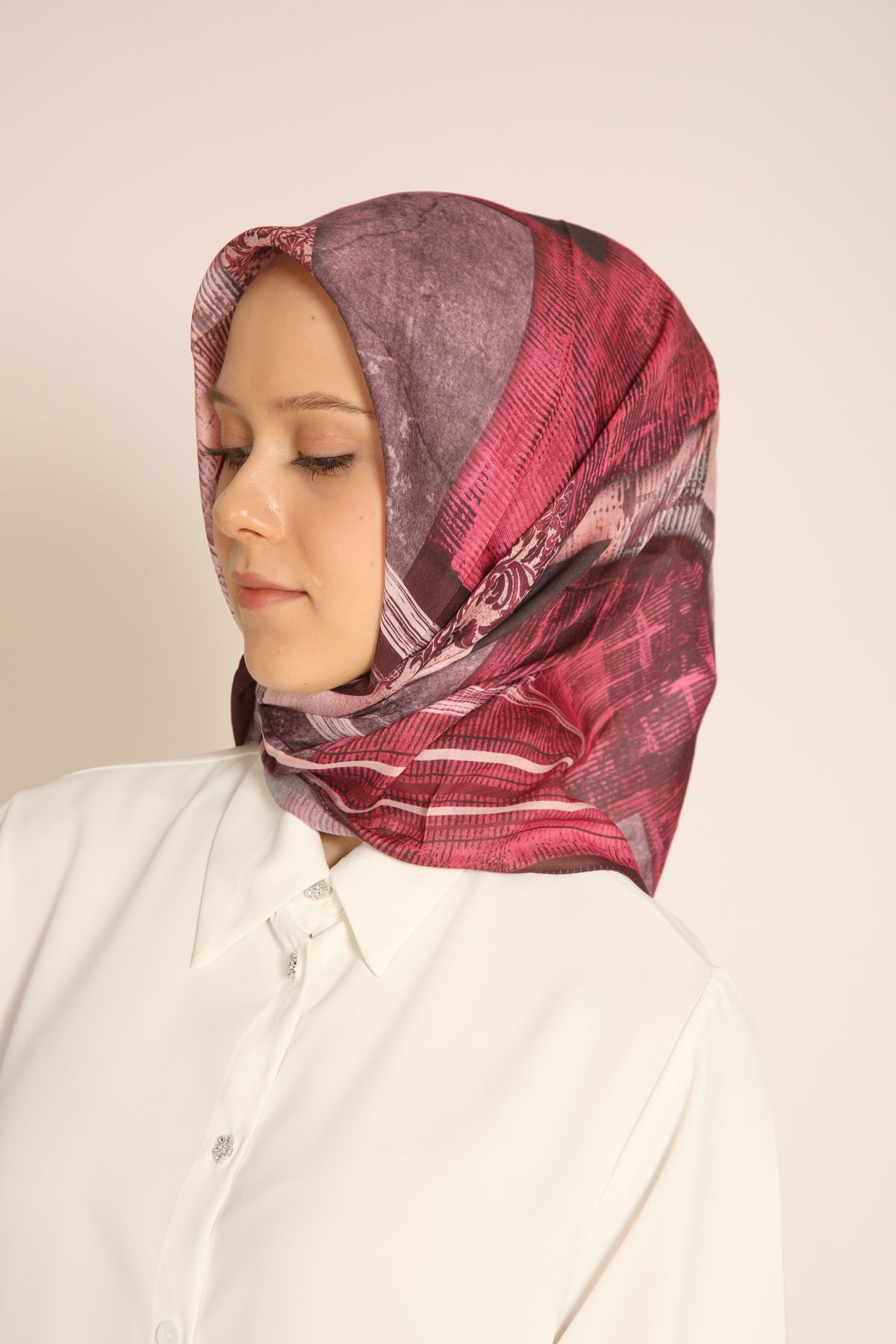 Dia Vela Bordo-Barok Desenli Eşarp – Klasik ve Modern Şıklığın Buluşması