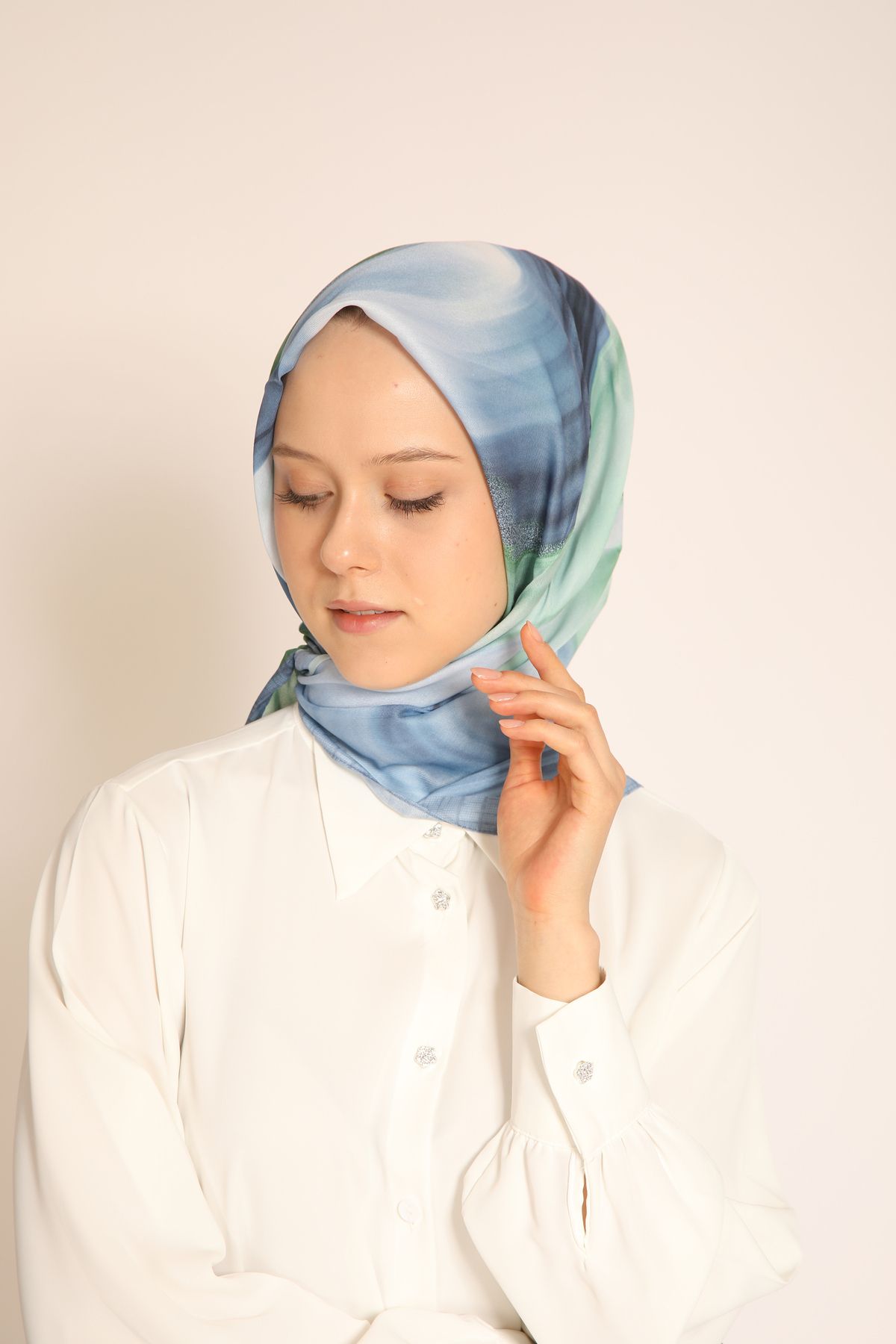 Dia Vela Mavi Yeşil Dalgasal Desenli Soft Eşarp - Modern ve Ferah Stil