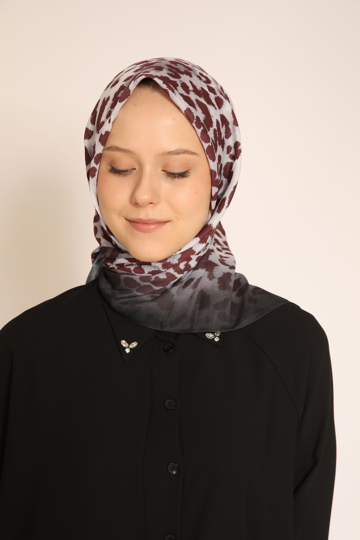 Dia Vela Bordo Leopar Desenli Eşarp Cesur ve Tarz: Leopar Deseniyle Modern Şıklık