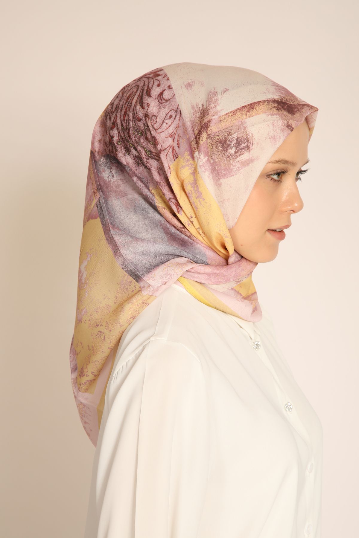 Dia Vela Soft Sarı-Pembe Desenli Sanatsal Eşarp – Pastel ve Şık Tasarım