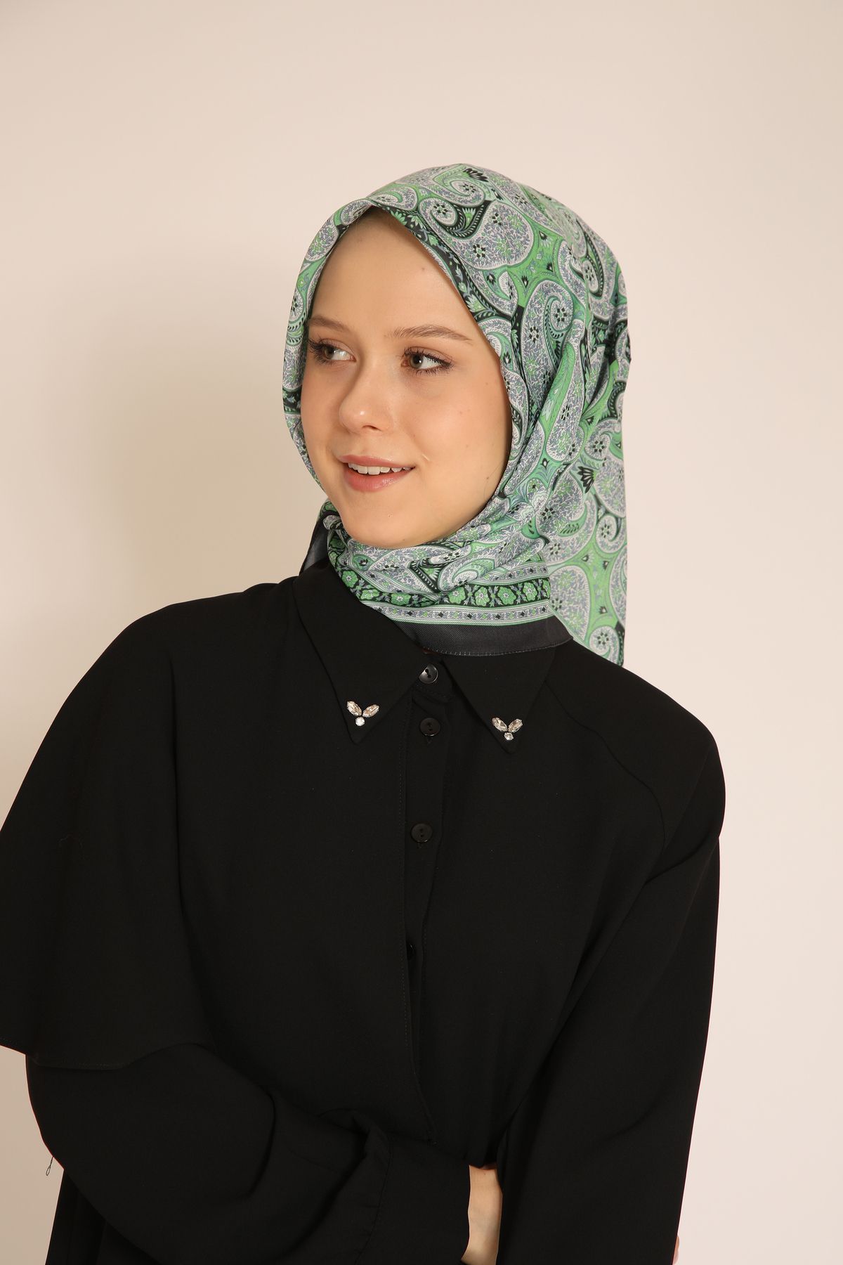 Dia Vela Yeşil Paisley Desenli Soft Eşarp – Hafif ve Şık Duruş