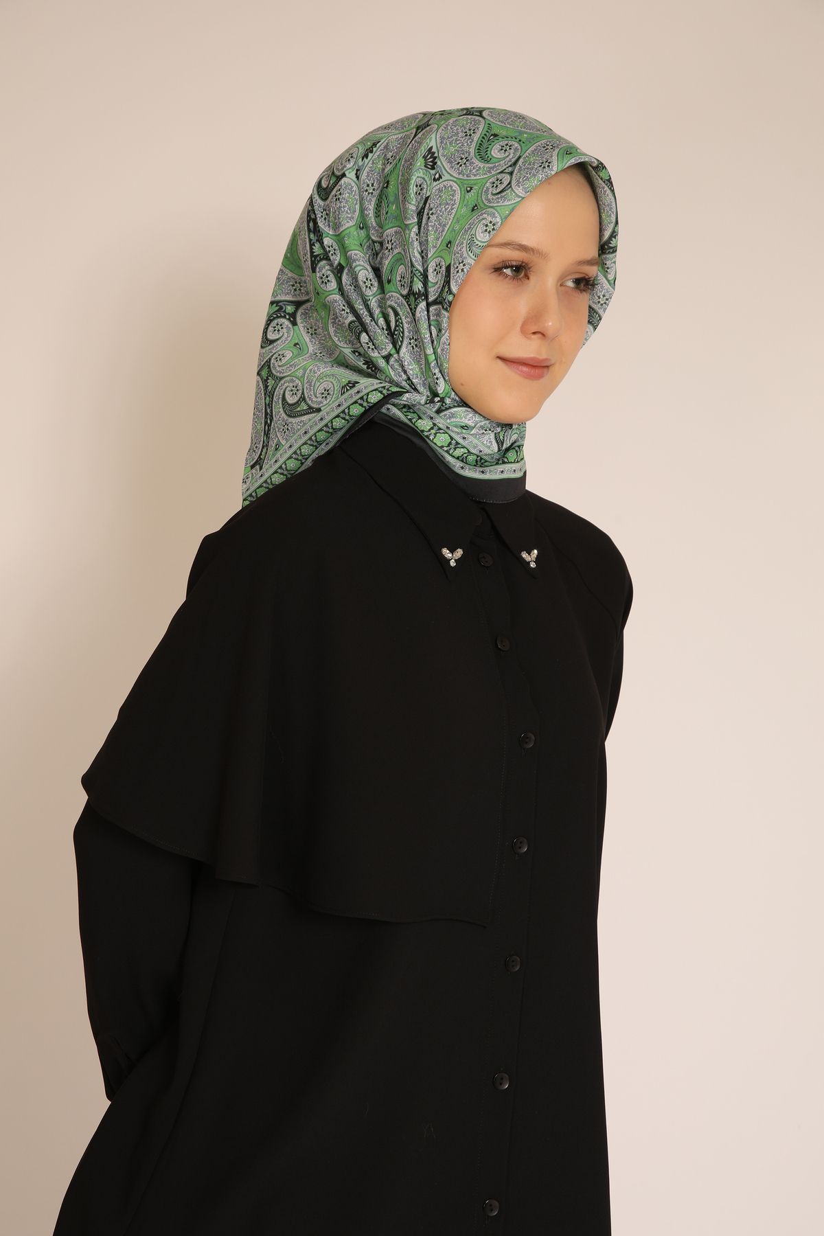 Dia Vela Yeşil Paisley Desenli Soft Eşarp – Hafif ve Şık Duruş