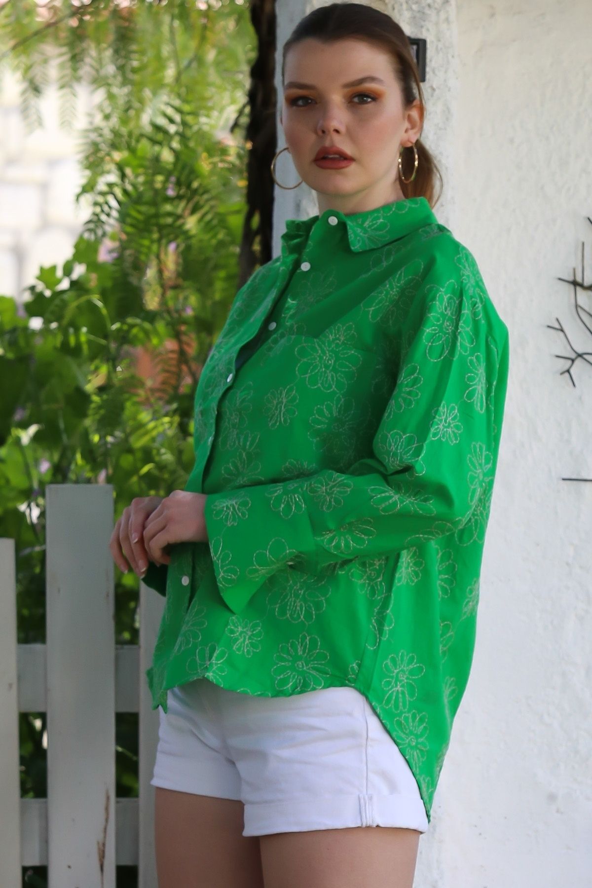 Chiccy Yeşil Düğmeli Cepli Nakışlı Casual Arkası Uzun Oversize Dokuma Gömlek 70 63