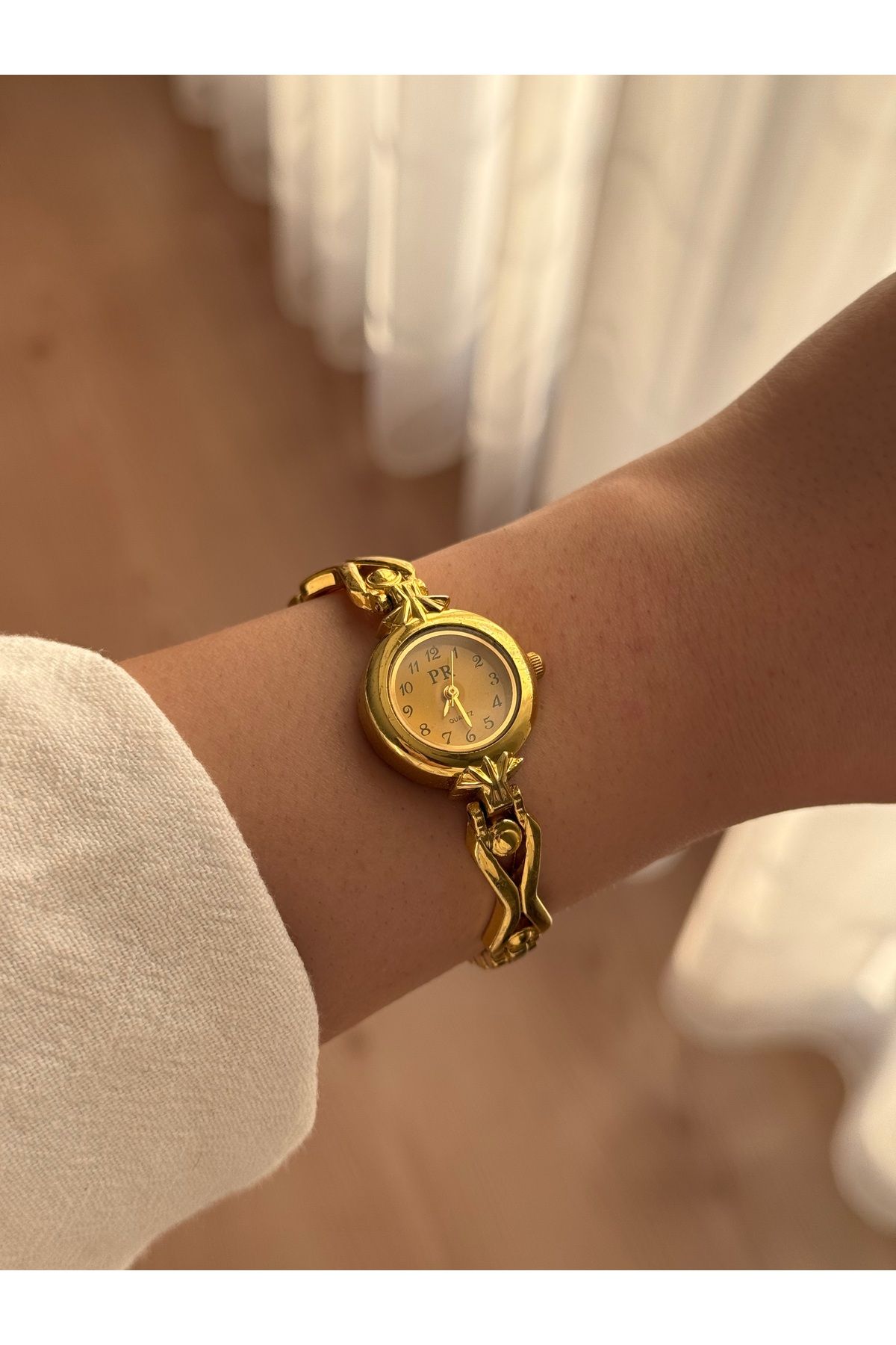 Vola Collection Kadın İnce Kordonlu Vintage Metal Kasa Gold Minimal Kol Saati 24