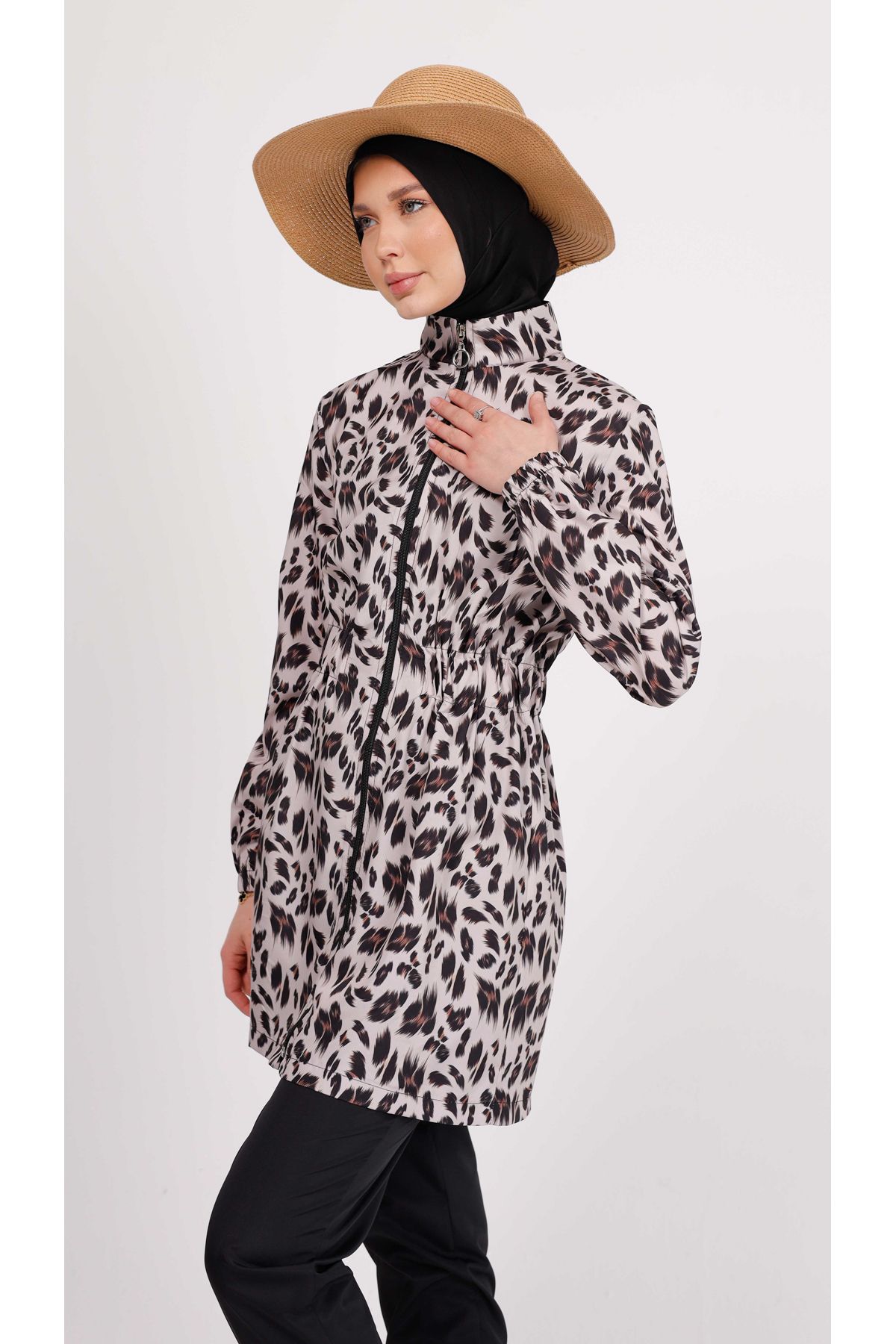 GAVLİA Nuu Leopar Desenli Tesettür Mayo Takımı (Üst + Pantolon + Çanta) – 3’lü Paraşüt Pantolonlu Set