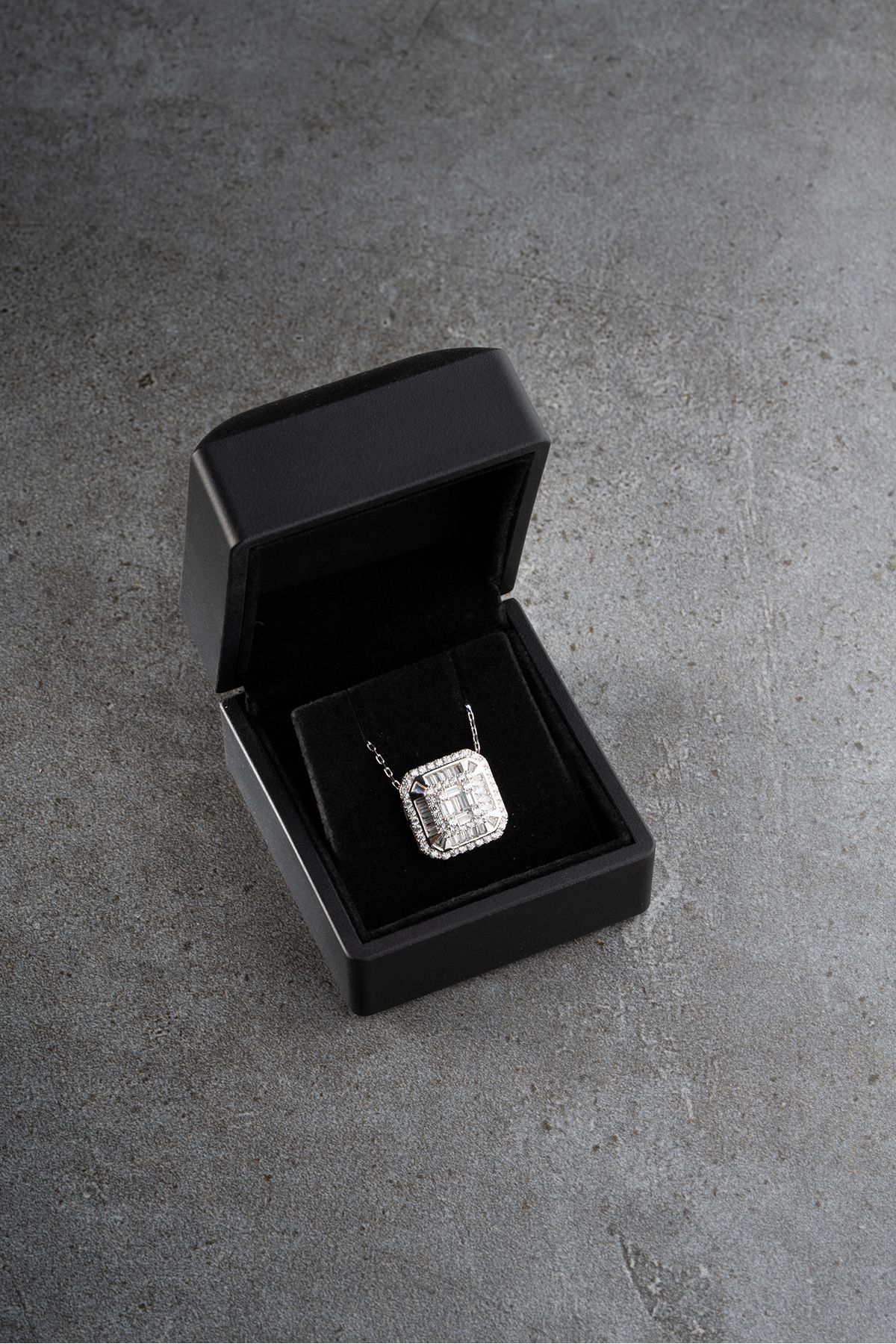 Silvano Jewelry 925 Ayar Gümüş Işıklı Kutuda Baget Taşlı Pırlanta Montür Kolye