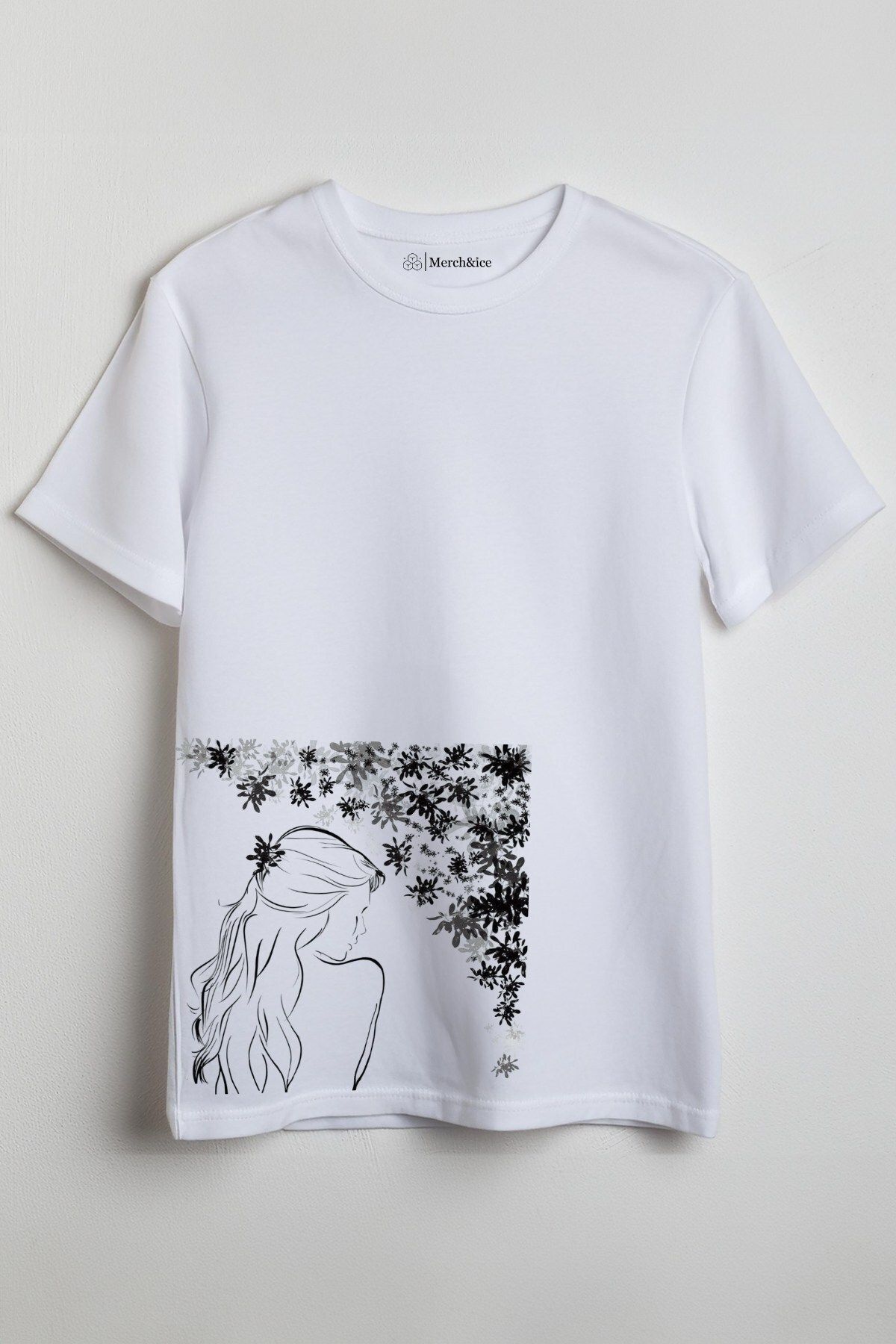 Merch&ice Çiçekler İçinde Kız Baskılı Unisex T-Shirt