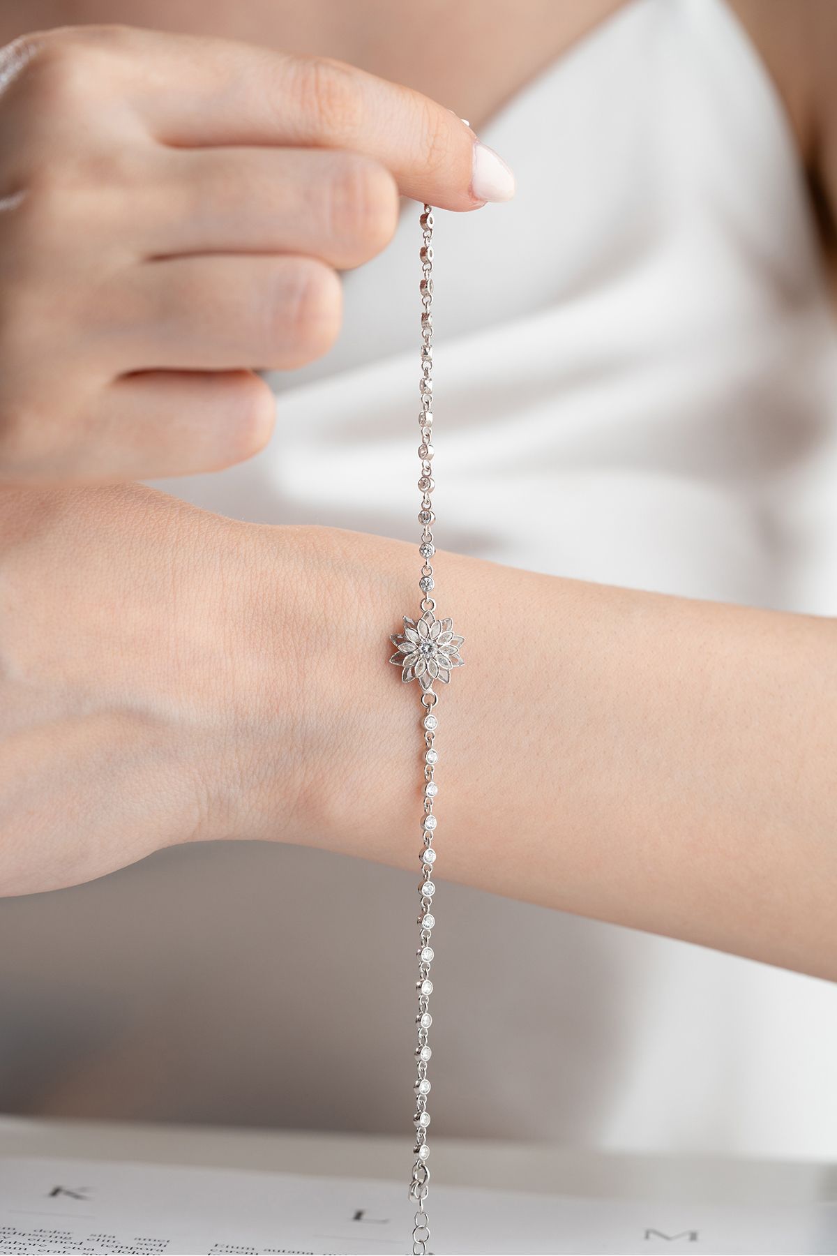 Silvano Jewelry 925 Ayar Gümüş Beyaz Taşlı Lotus Çiçeği Suyolu Bileklik