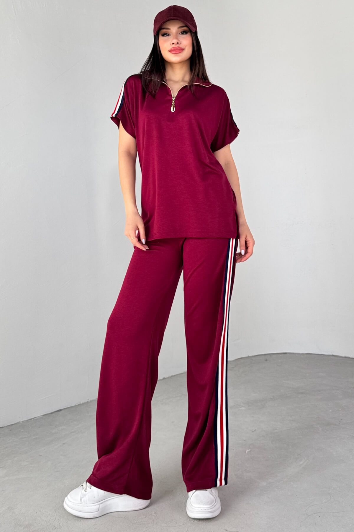 Cappmoda TKM-13299 Bordo Fermuar Detaylı Yarım Balıkçı Yaka Şeritli Tişört & Salaş Pantolon İkili Takım