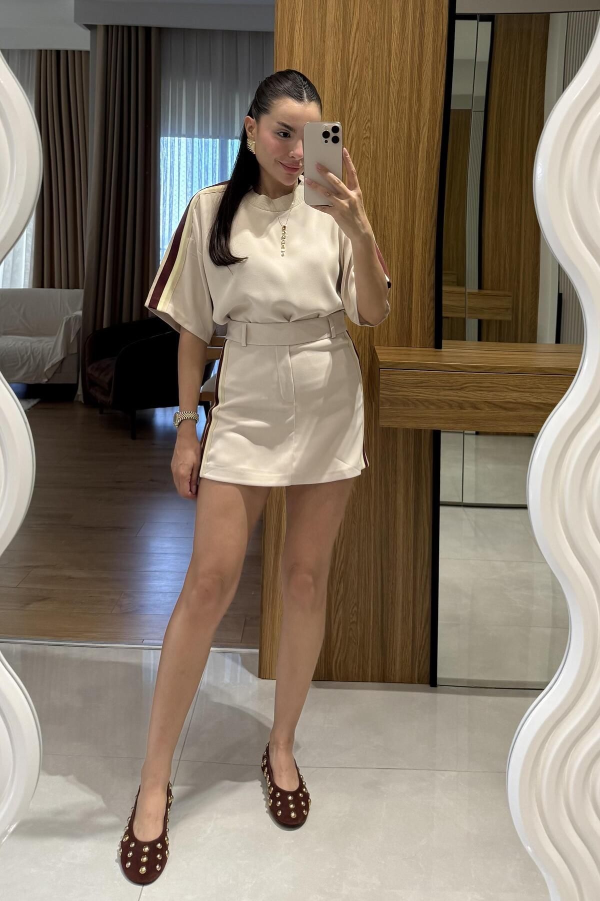 Gizem Ecemiş Palmas Krem Yarım Kollu Şerit Detay Şortlu Premium Takım