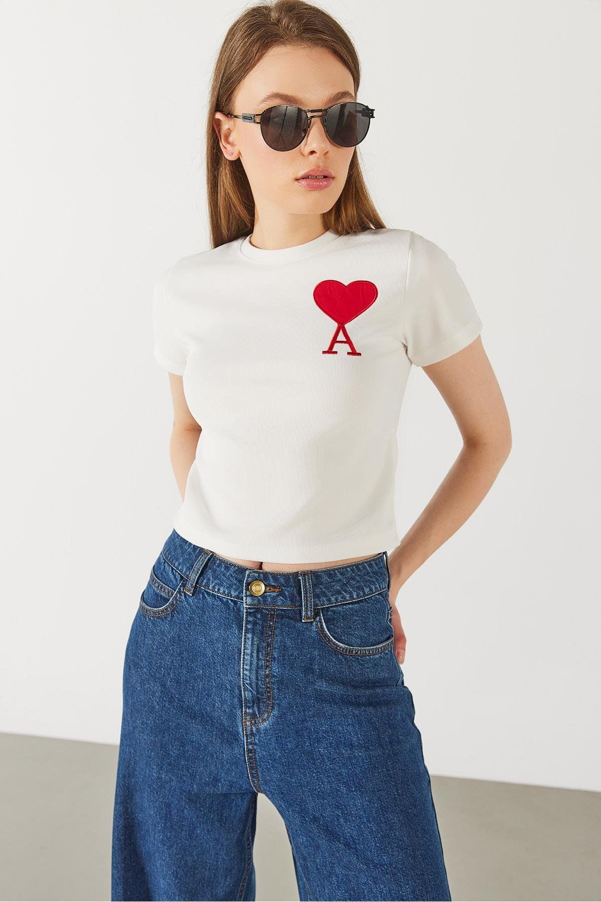 Hadise D9283 A Kalp Baskılı Crop Beyaz