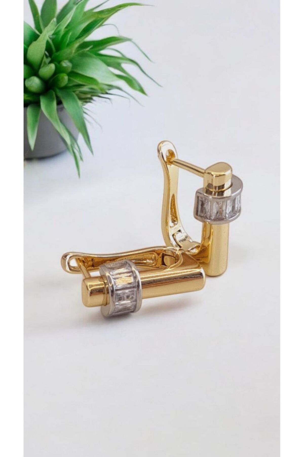 İNİTİUM Premium Seri Paslanmaz Çelik Taş Detaylı Gold Küpe