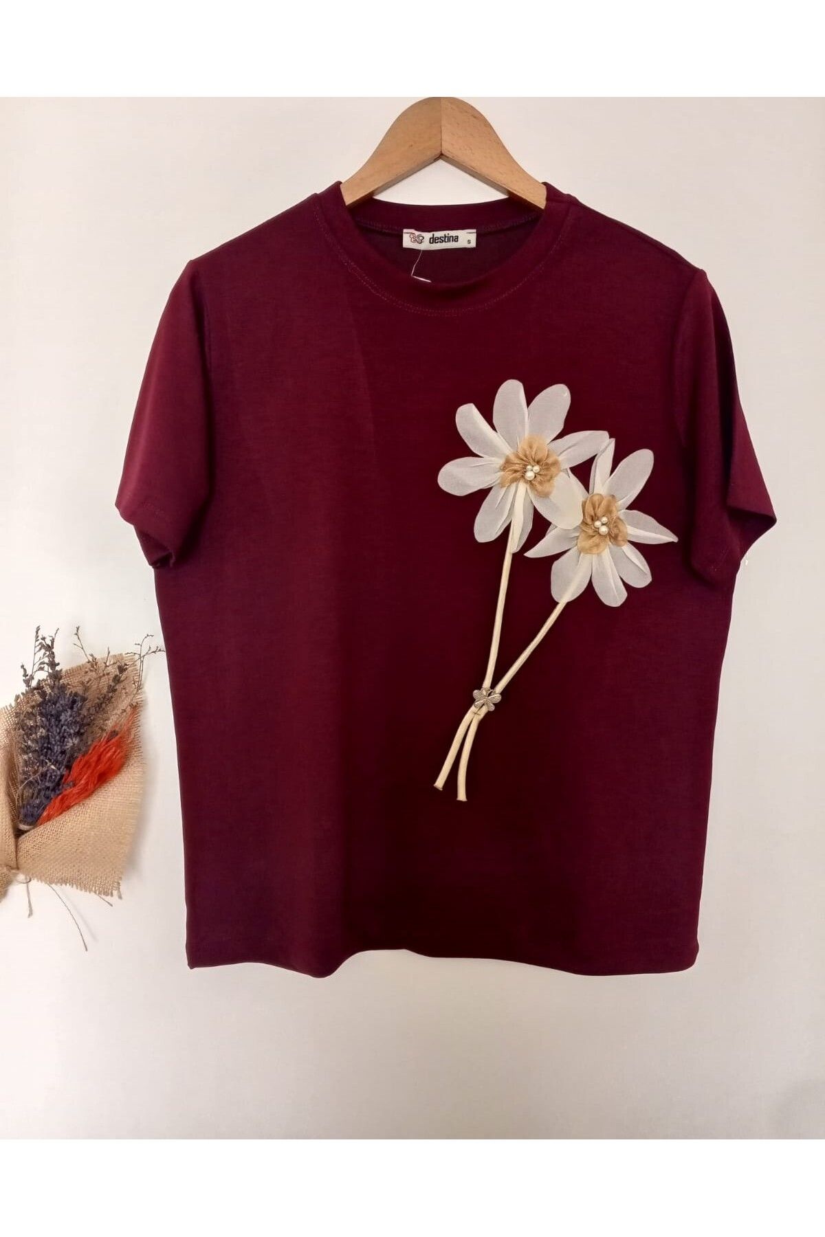 DESTİNA İnci Çiçek Aksesuarlı Detaylı T-shirt