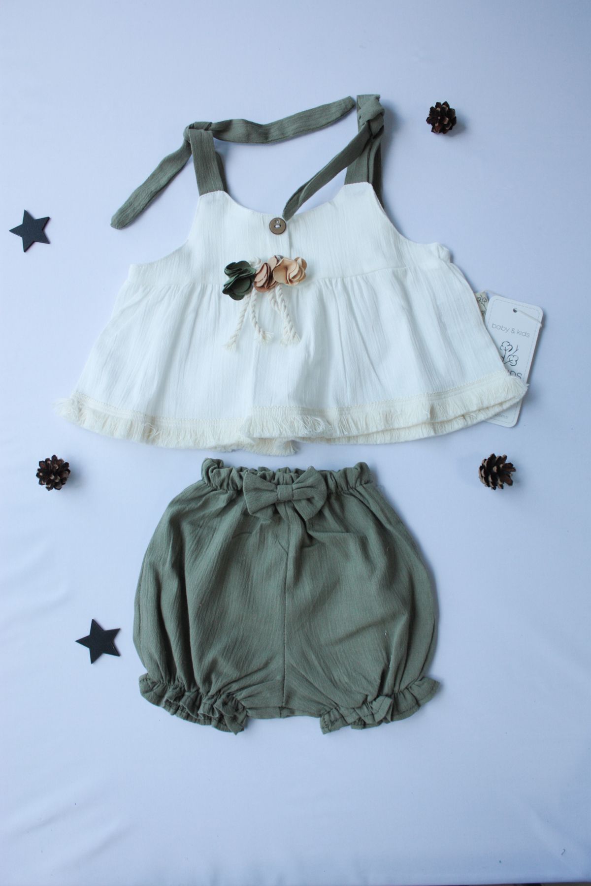 Pio Kids %100 PAMUK ORGANİK KRİNKIL KENDİNDEN İP ASKILI BROŞLU ŞORTLU LASTİK PAÇALI 2Lİ KIZ BEBEK TAKIM