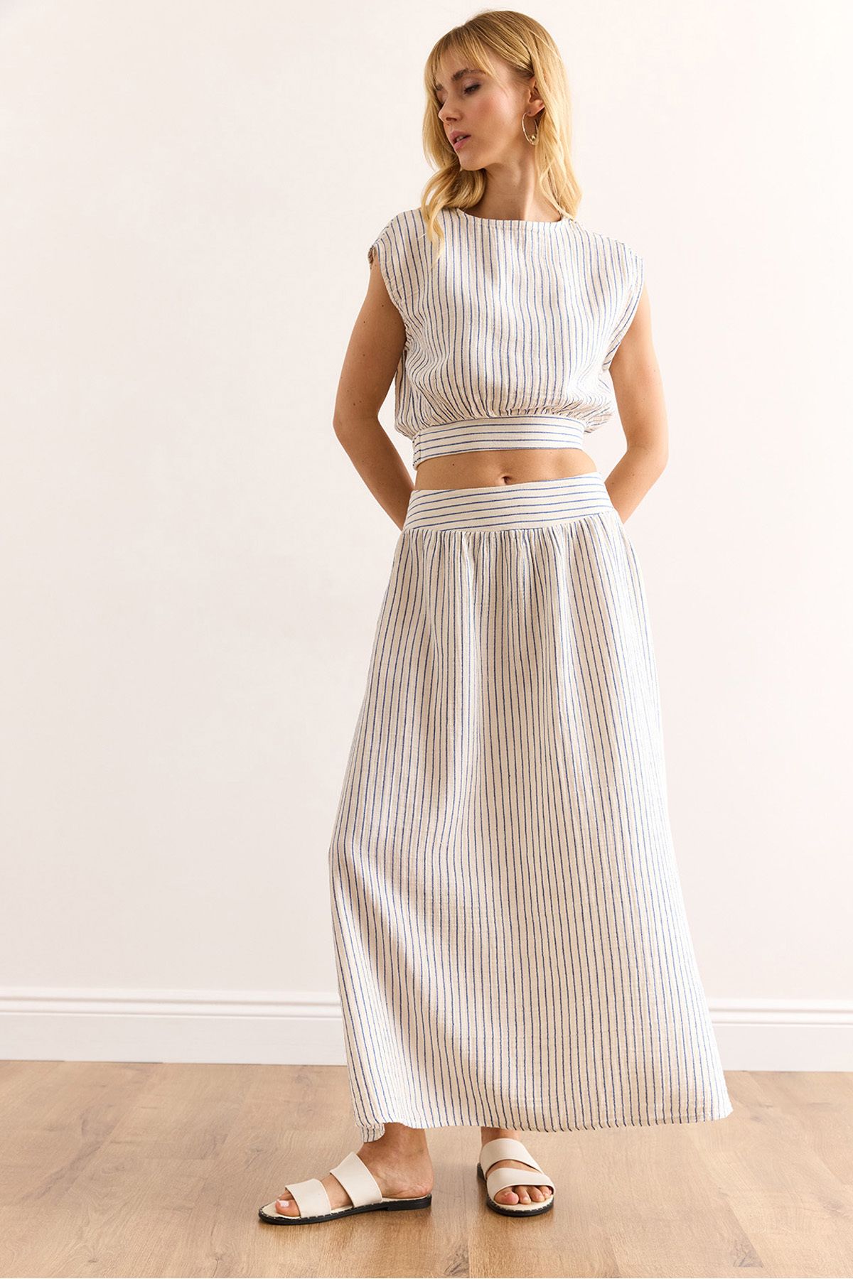 Olalook Kadın Mavi Çizgili Sırtı Damla Altı Bantlı Çizgili Crop Müslin Bluz BLZ-19002990