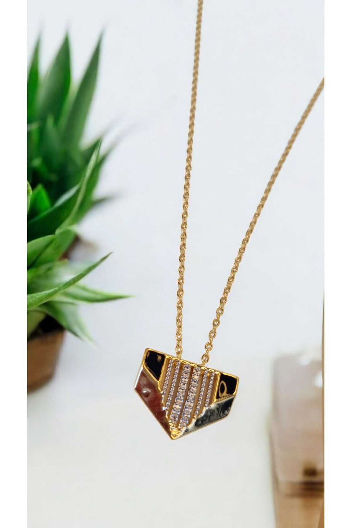 İNİTİUM Premium Seri Paslanmaz Çelik Siyah Mine Detaylı Gold Kolye