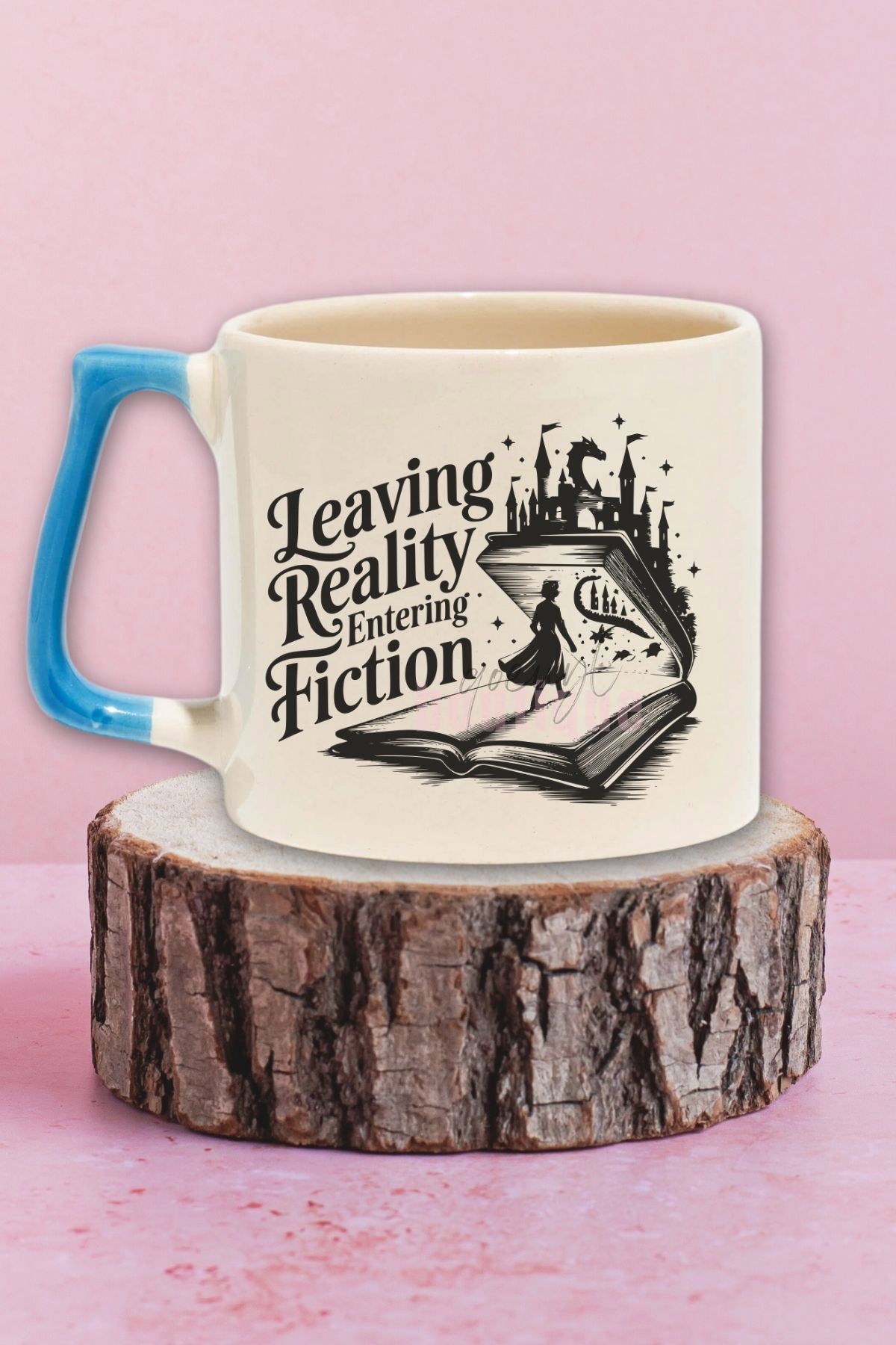 qoeuyl boutique Leaving Reality Entering Fiction Yazılı Kitap Dünyası Hediyelik Mavi Kulplu Kupa Bardak