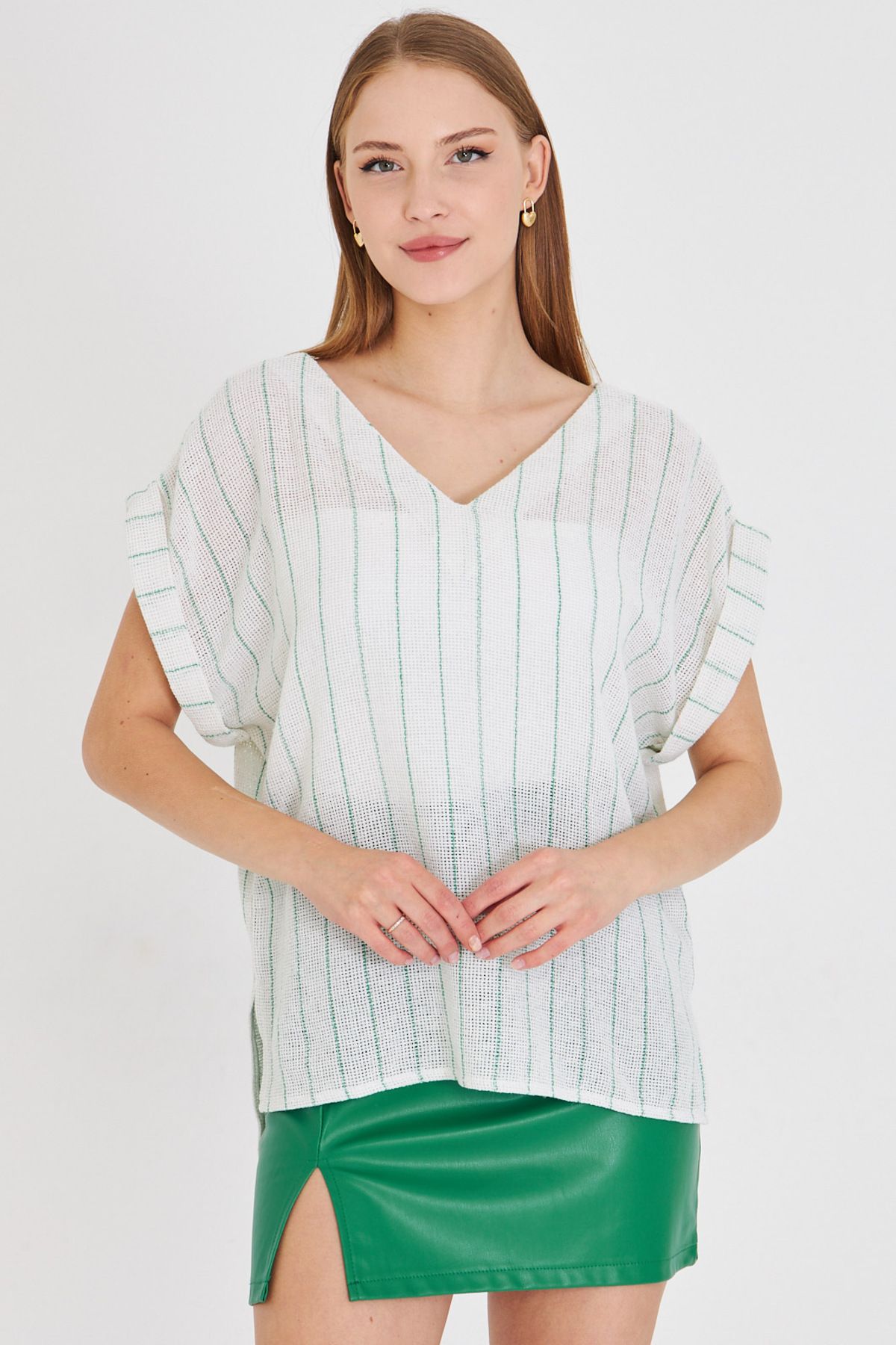 armonika Kadın Yeşil V Yaka Yanları Yırtmaçlı Arkası Uzun Duble Kol Detaylı Oversize Bluz ARM-25Y001056