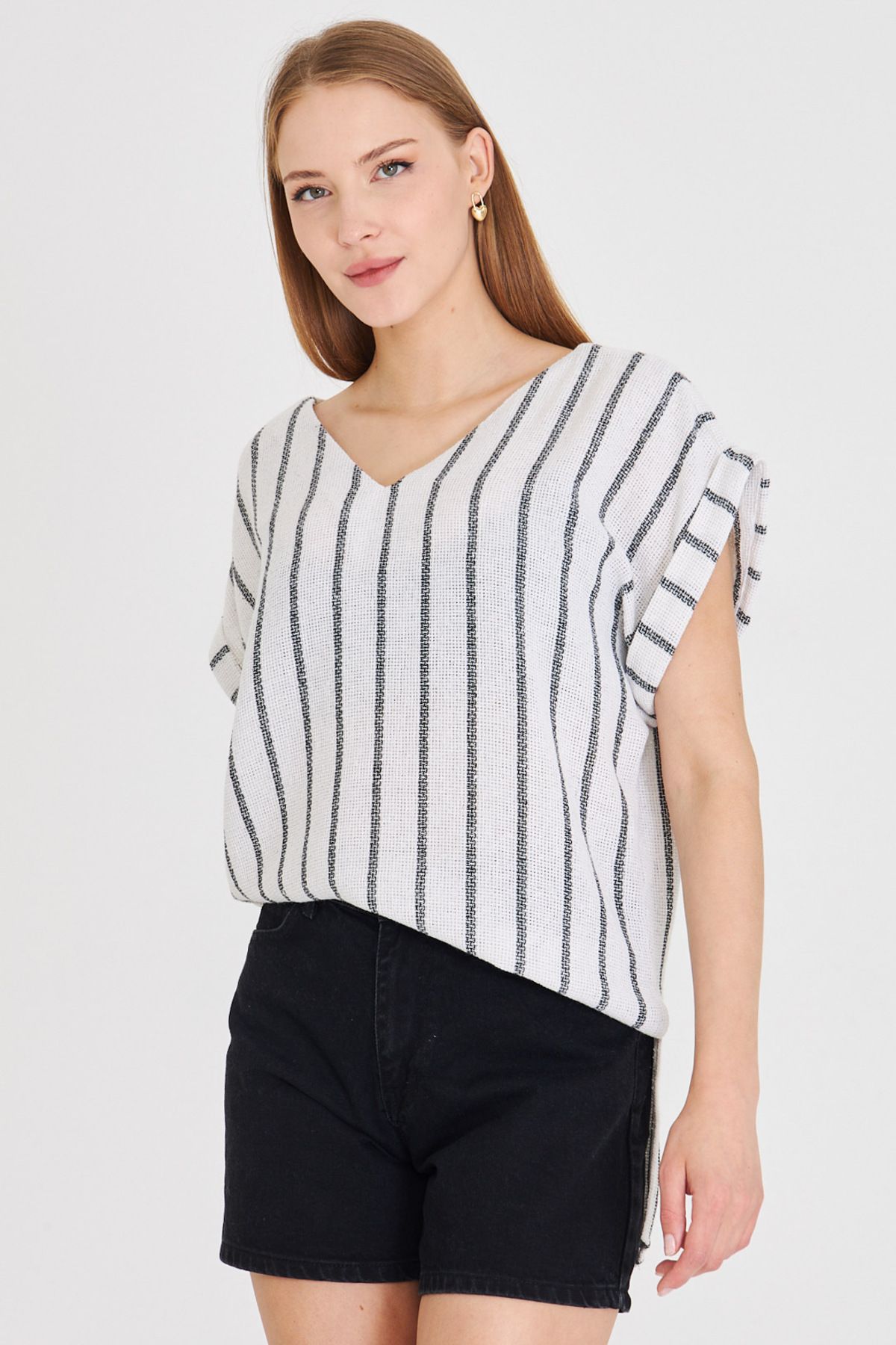 armonika Kadın Siyah V Yaka Yanları Yırtmaçlı Arkası Uzun Duble Kol Detaylı Oversize Bluz ARM-25Y001056