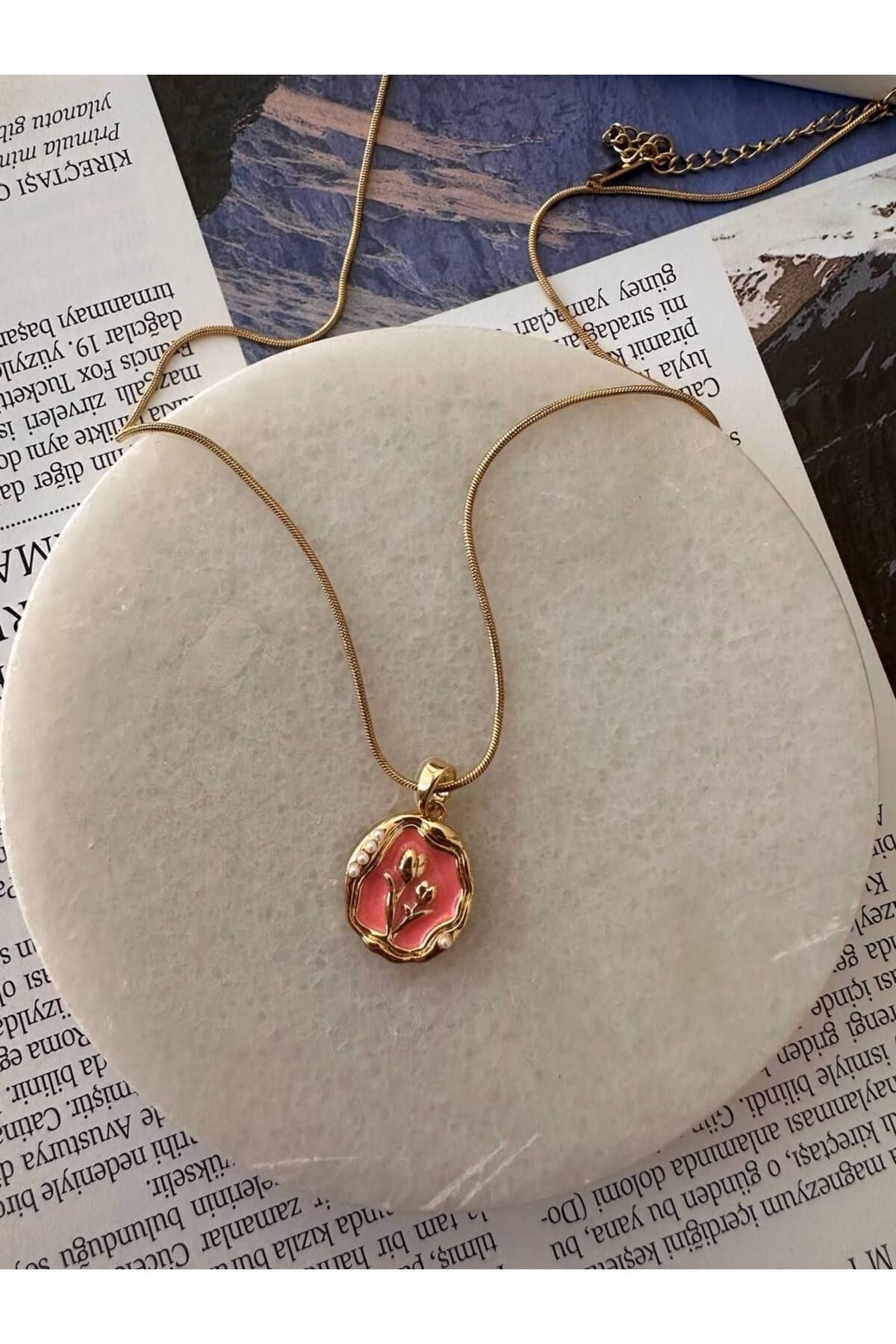 Esmeray Aksesuar Gold Renk Paslanmaz Çelik İnci ve Mineli Çiçek Figürlü Plaka Retro Kolye Uzunluk 40 cm. 45 cm.