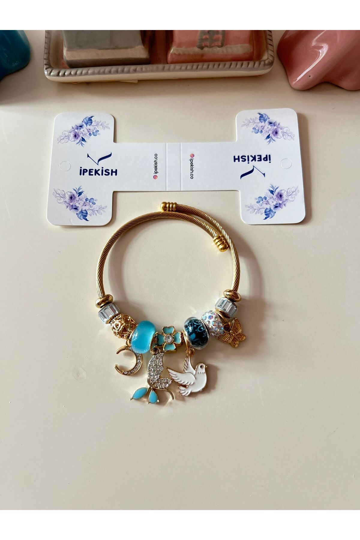 Cheecky Chic İpekish Gold Charm Bileklik - Beyaz Kuş, Turkuaz Kelebek, Zirkon Ay ve İpek Böceği Figürlü