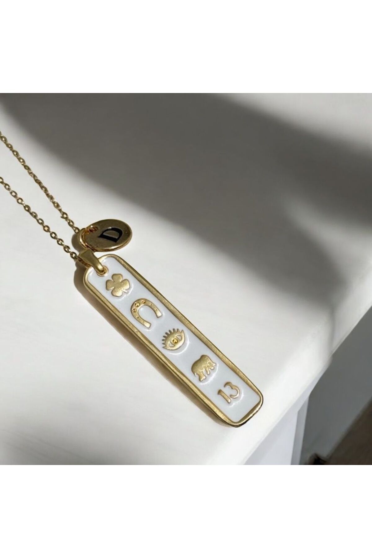 Mojo Jewellery Kişiye Özel Harfli Çelik Şans Plakası Kolye – Gold & Beyaz