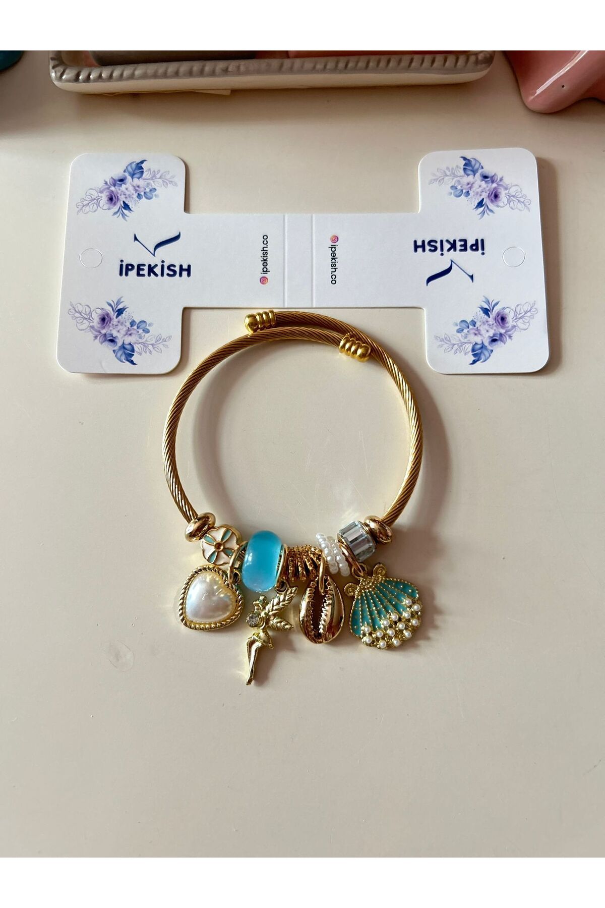 Cheecky Chic İpekish Gold Renk Charm Bileklik - Kalpli İnci Taşlı, Melek Figürlü, Deniz Kabuğu ve Zirkon Detaylı