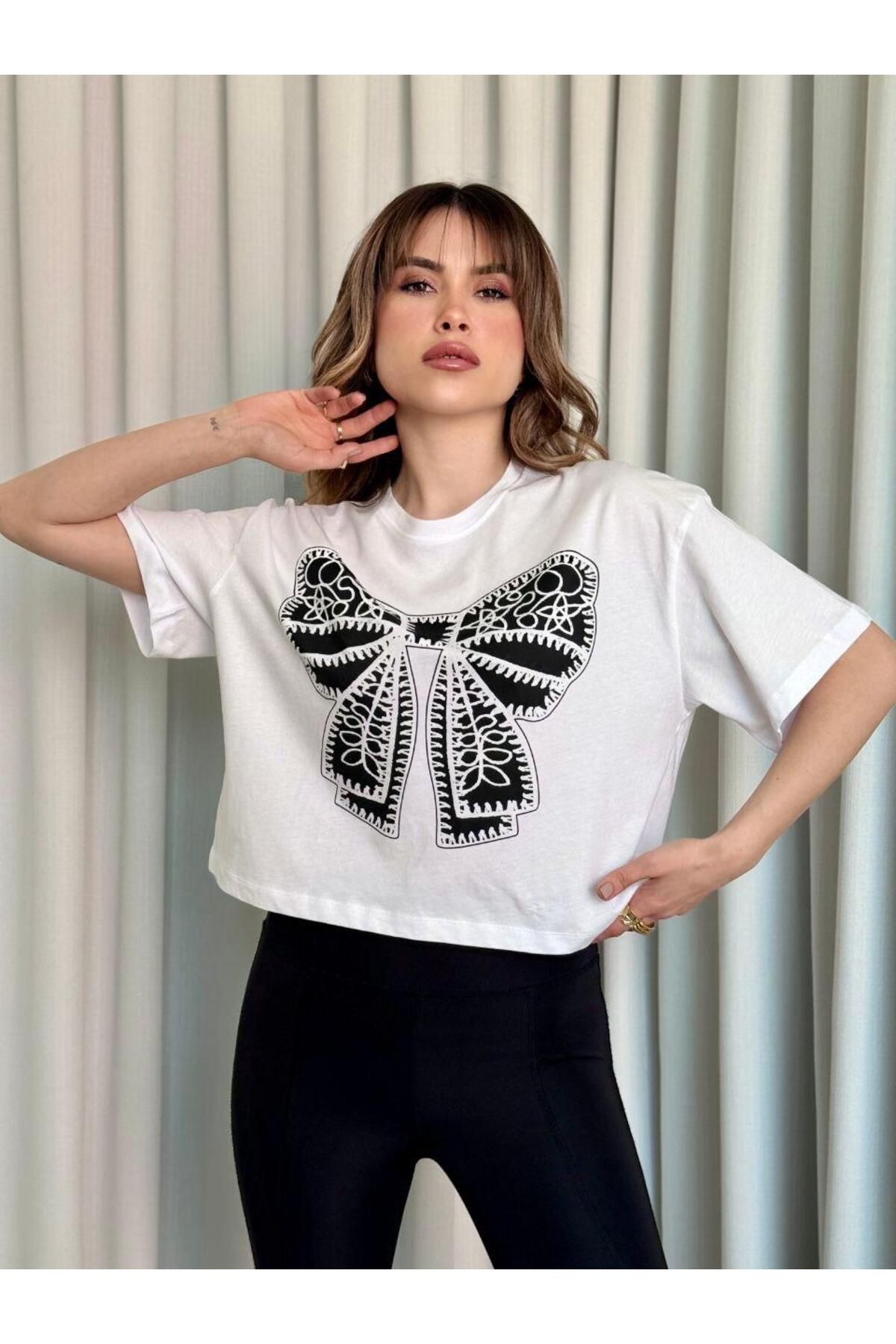 Moda Banuş Fiyonk Baskılı Beyaz Oversize Kadın Tişört