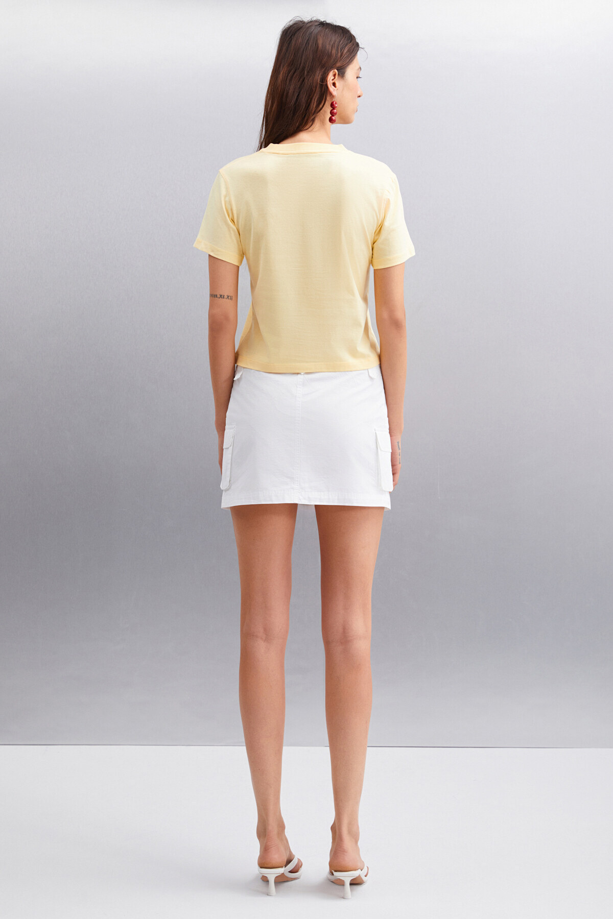 GRIMELANGE  Ivonne Kadın Cocktail Baskı Desenli Kısa Kollu Organik Pamuklu Bisiklet Yaka Crop Sarı T-shirt - Görsel 5