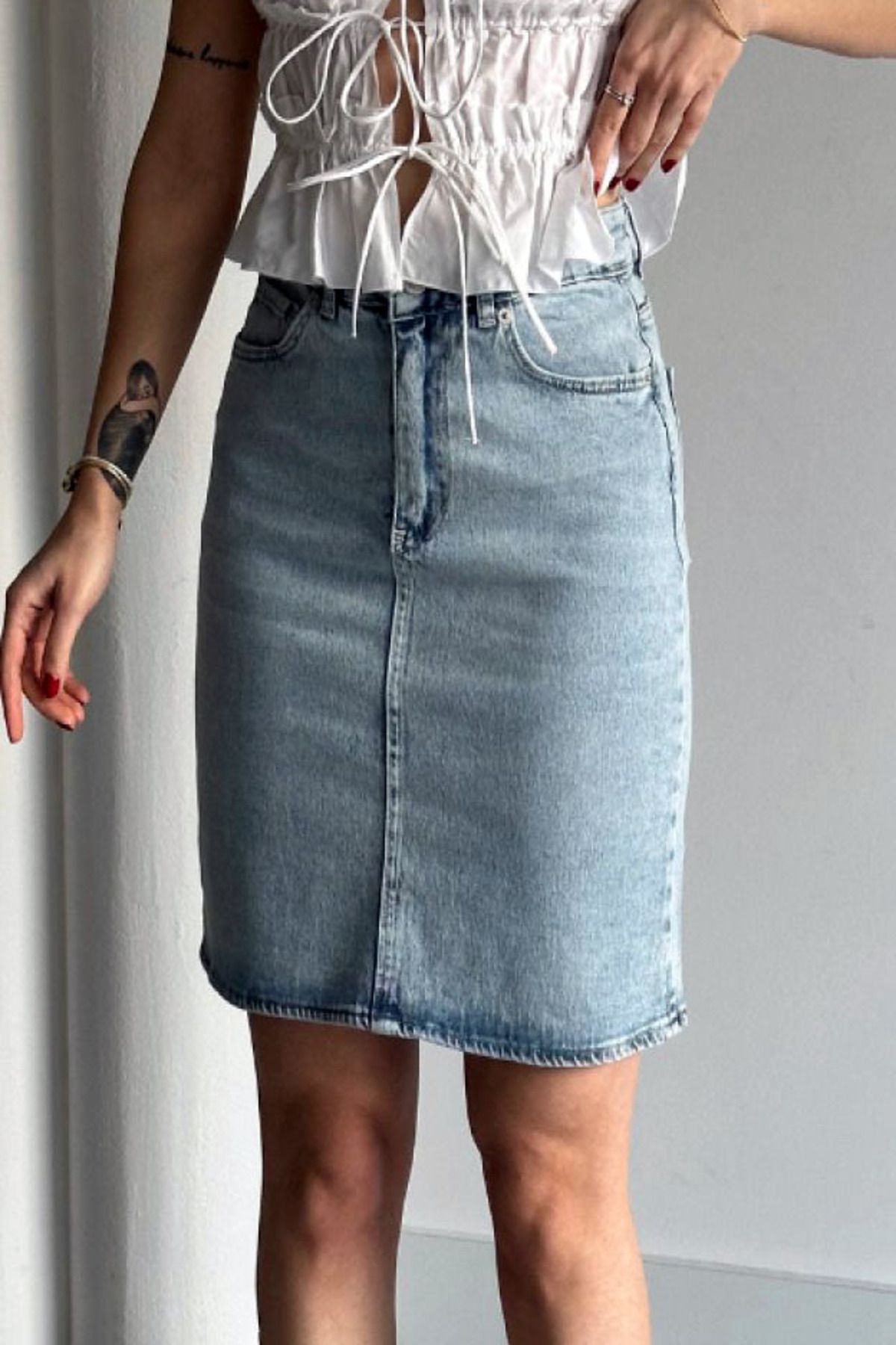 MissThetis Yüksek Bel Düğmeli Fermuarlı Straight Düz Kesim Diz Üstü Yıkamalı Efektli Günlük Denim Kot Etek