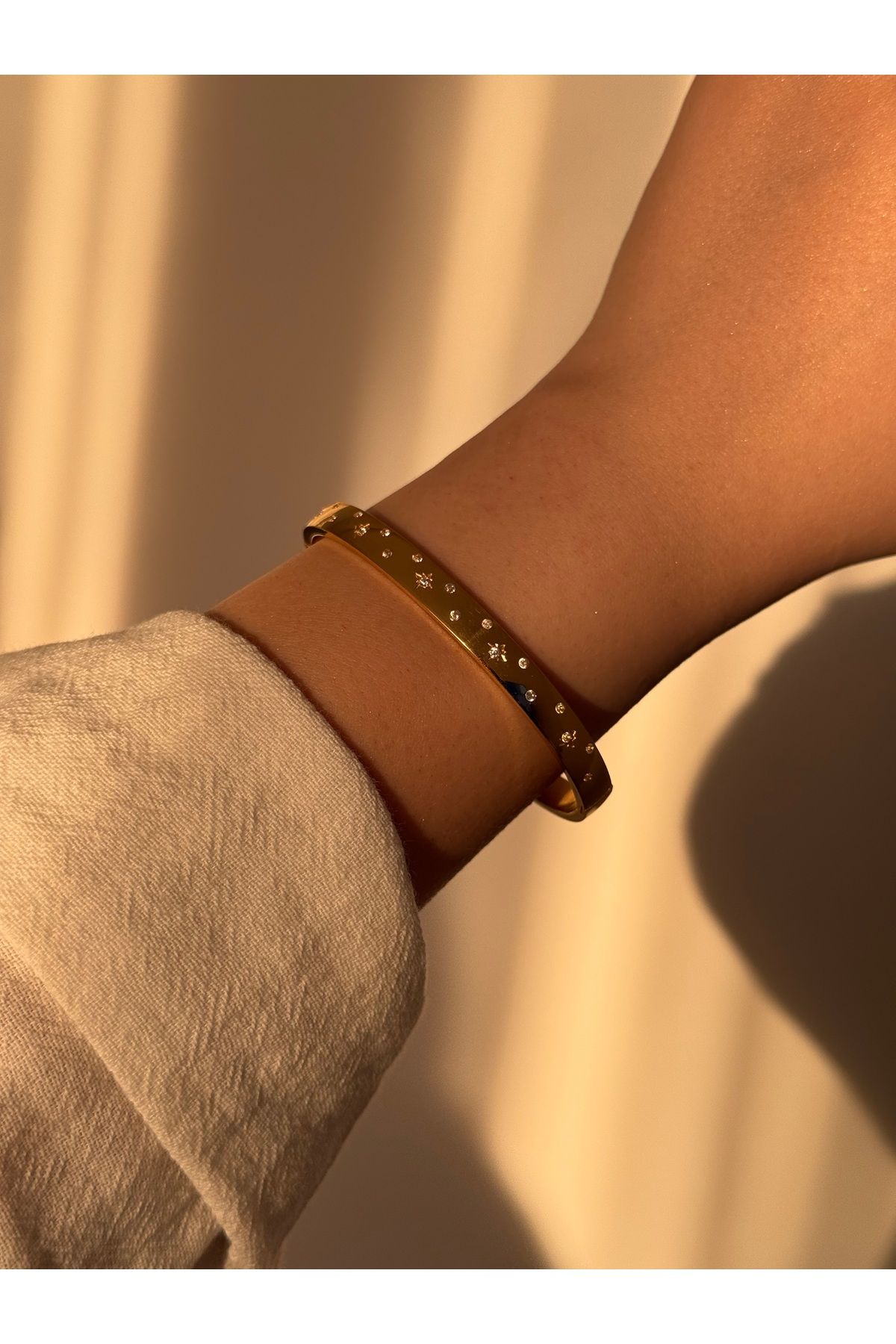Vola Collection Beyaz Taşlı Kuzey Yıldızı Motifli Çelik Gold Kelepçe Bileklik