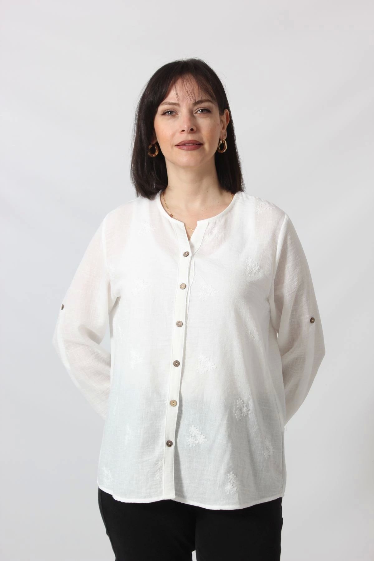 Moda Berray 3b-069 Kolu Apoletli Üç Küçük Çiçek Desenli Pamuk Keten Kadın Büyük Beden Beyaz Gömlek