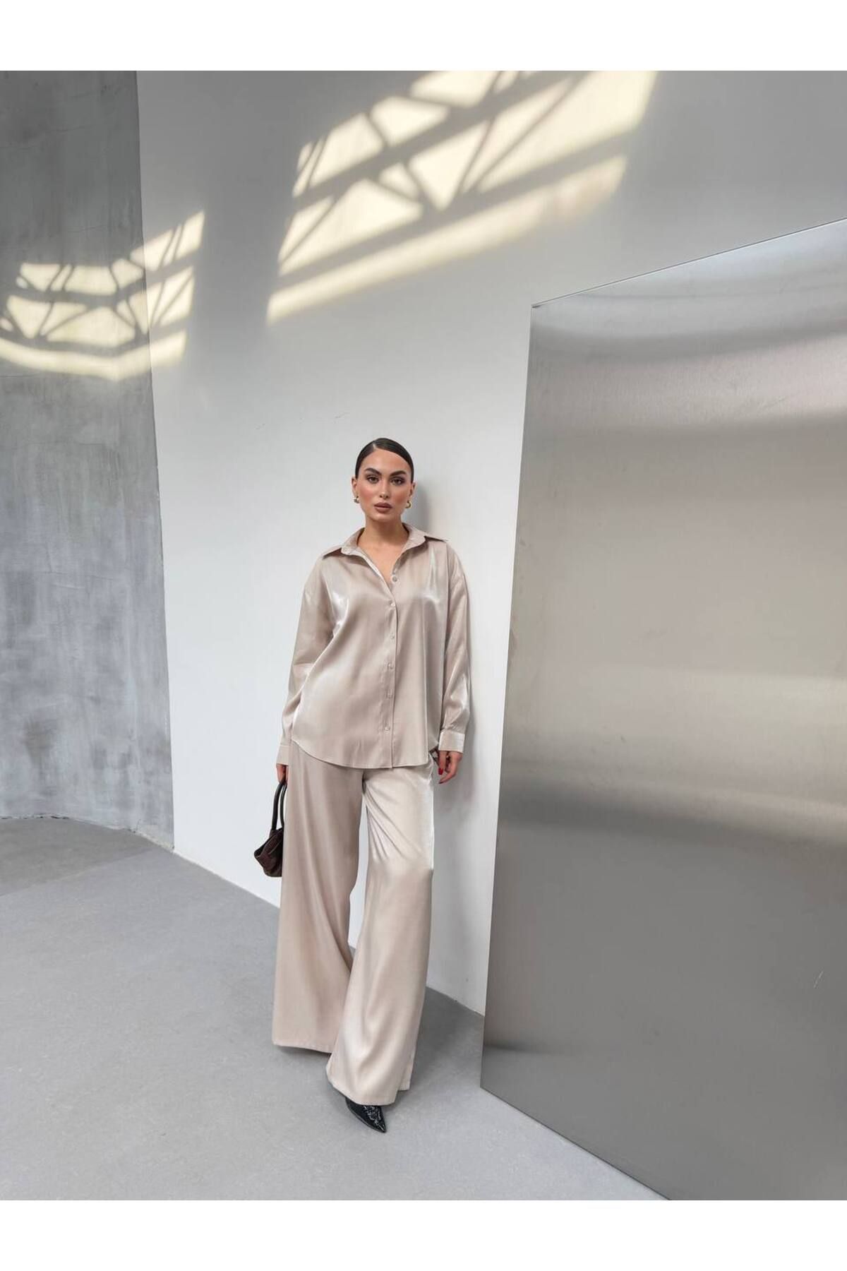 kalben outlet Lüks ve Modern Parlak Dokulu Krem Saten İkili Takım - Oversize Saten İkili Takım