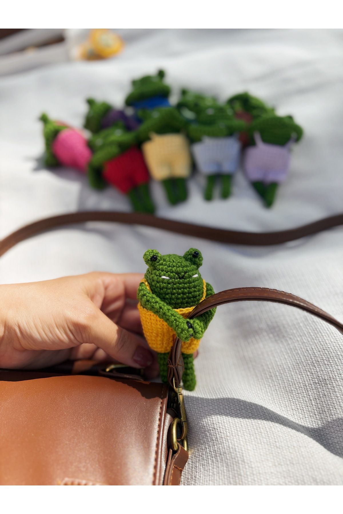 Sustaina Craft Kurbağa Amigurumi Çanta Charmı, Sarılan Kurbağa Çanta Süsü