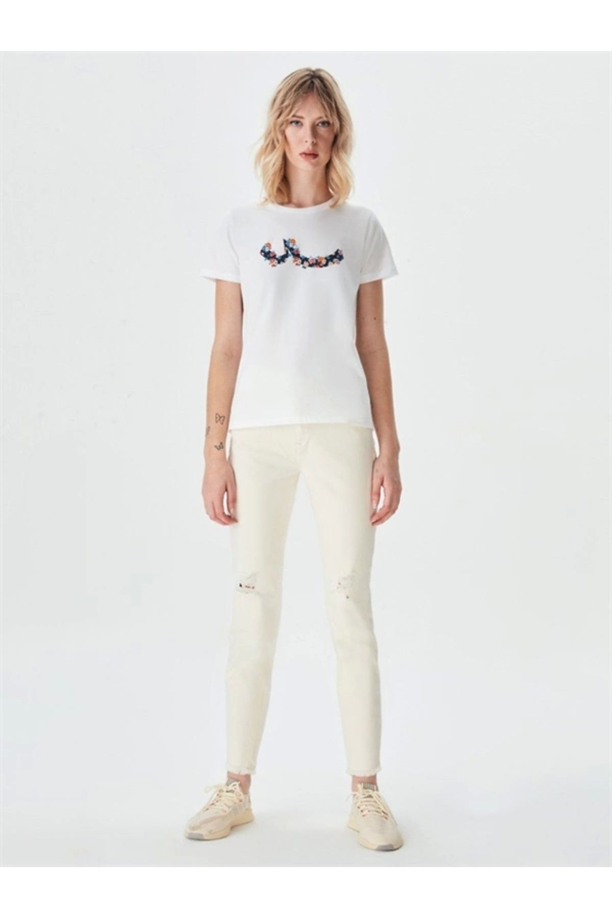 Lale Moda Çiçek Logolu Kadın T-Shirt