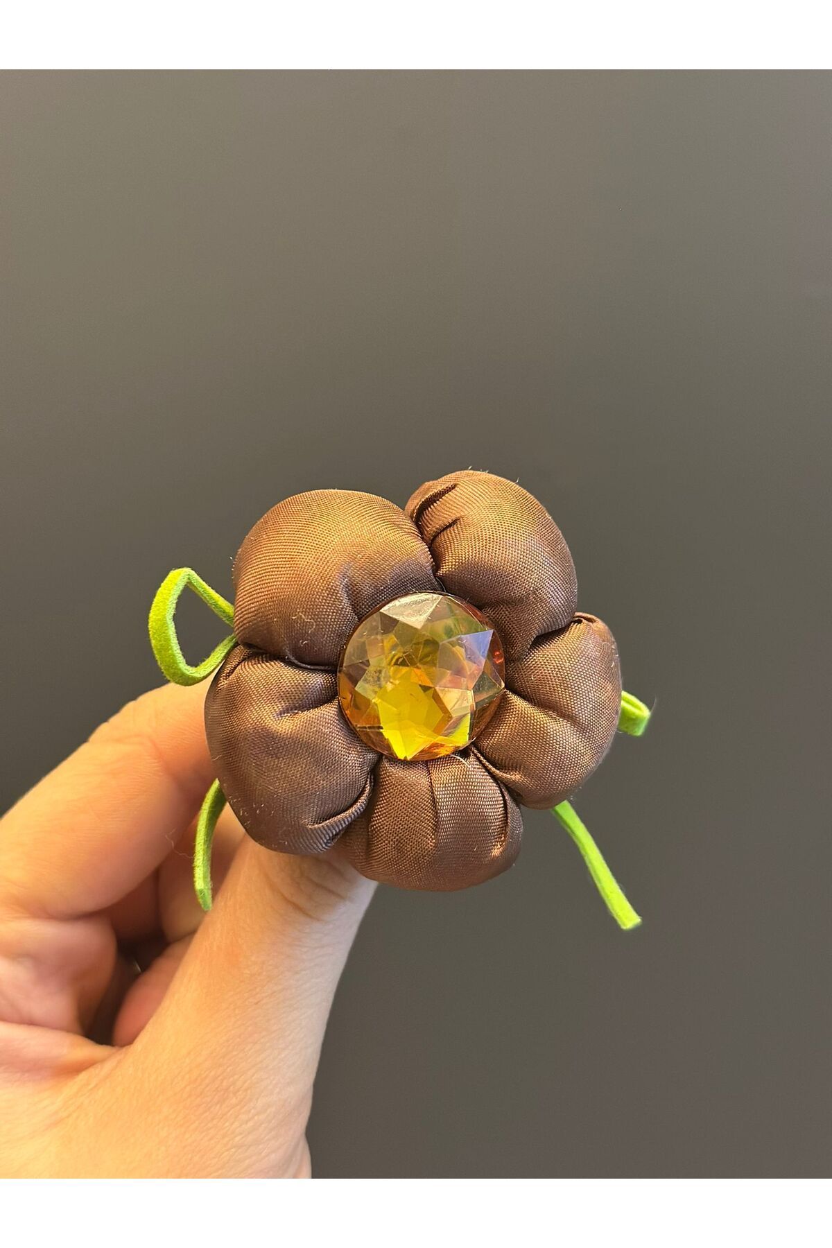 Gönülden Tasarım KAHVERENGİ ÇİÇEK BROŞ YAKA İĞNESİ GİYİM AKSESUARI ÇAP 6 CM