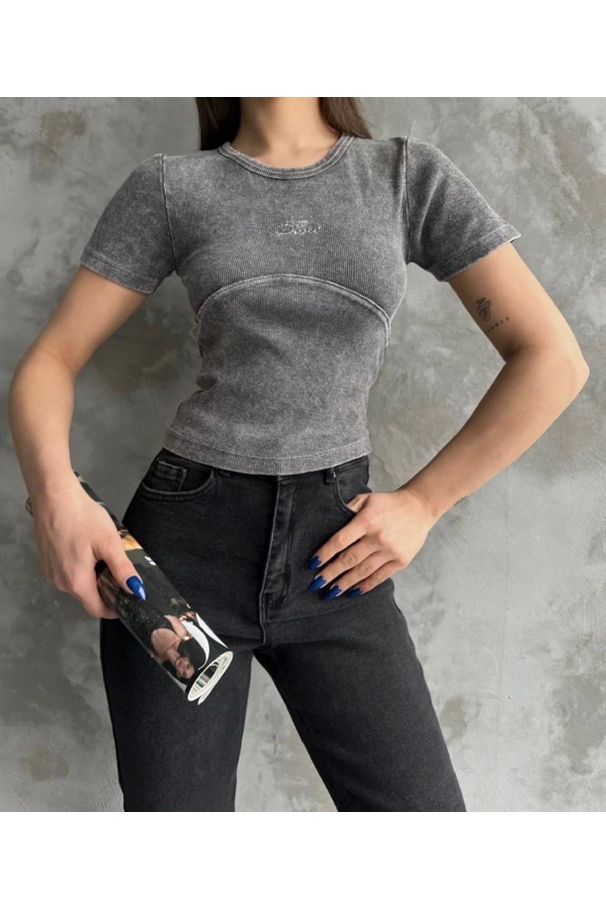 Lale Moda Nakış işlemeli asit yıkamalı bluz