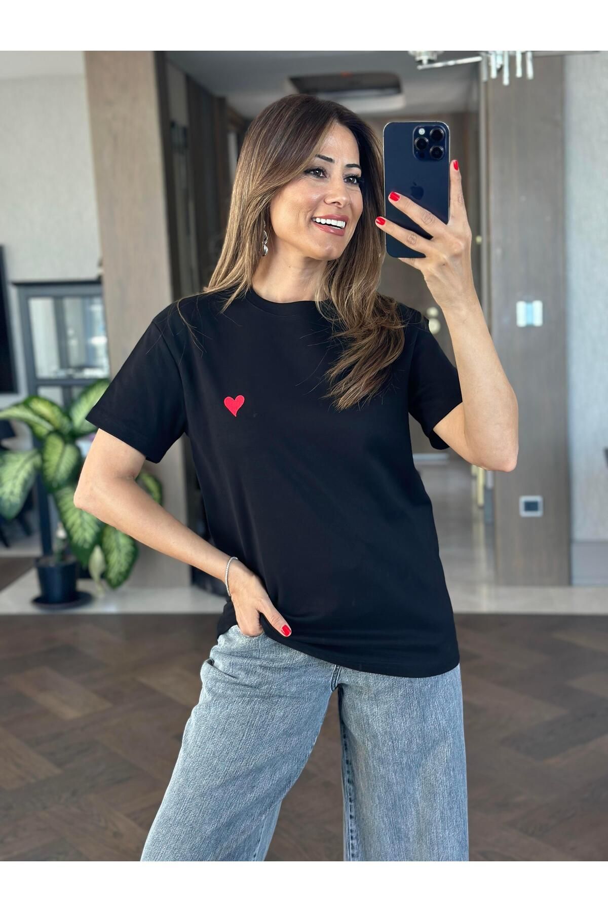 Forlady4 Siyah Küçük Kalp Detay Bisiklet Yaka Kısa Kol Kadın T-Shirt