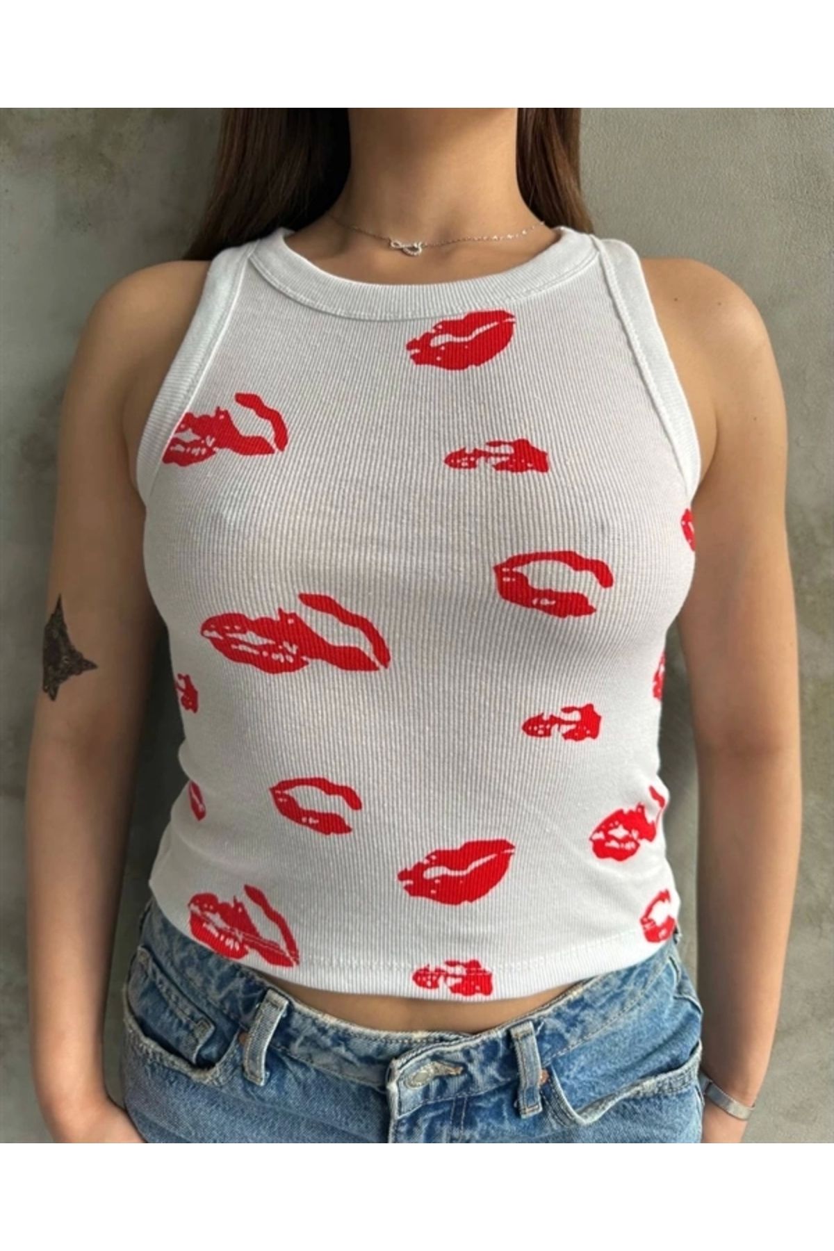 Lale Moda Öpücük baskılı bluz