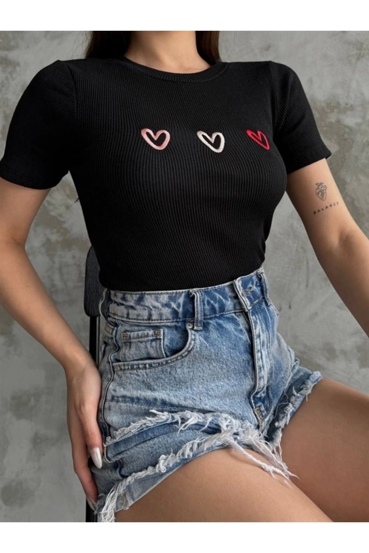 Lale Moda Üçlü kalp nakışlı bluz