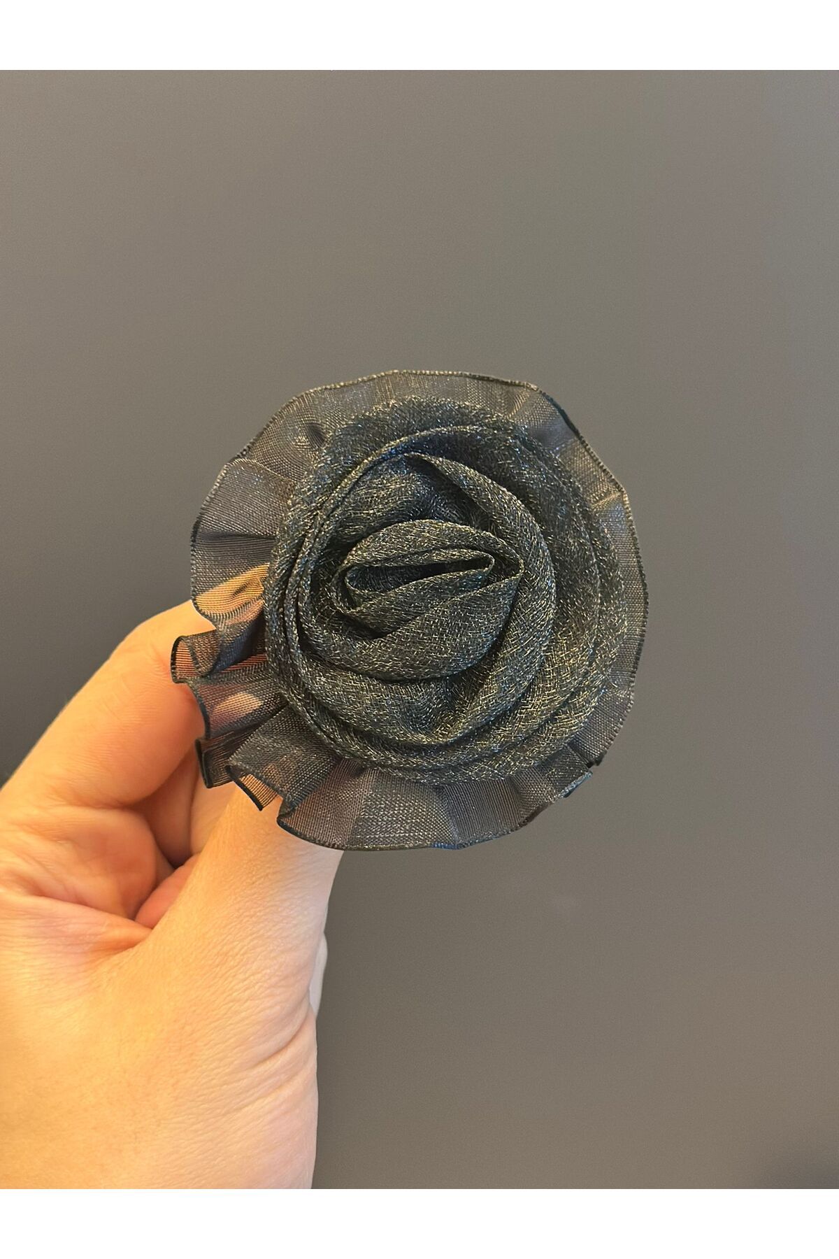 Gönülden Tasarım SATEN TÜL ÇİÇEK BROŞ YAKA İĞNESİ 8X8 CM Siyah