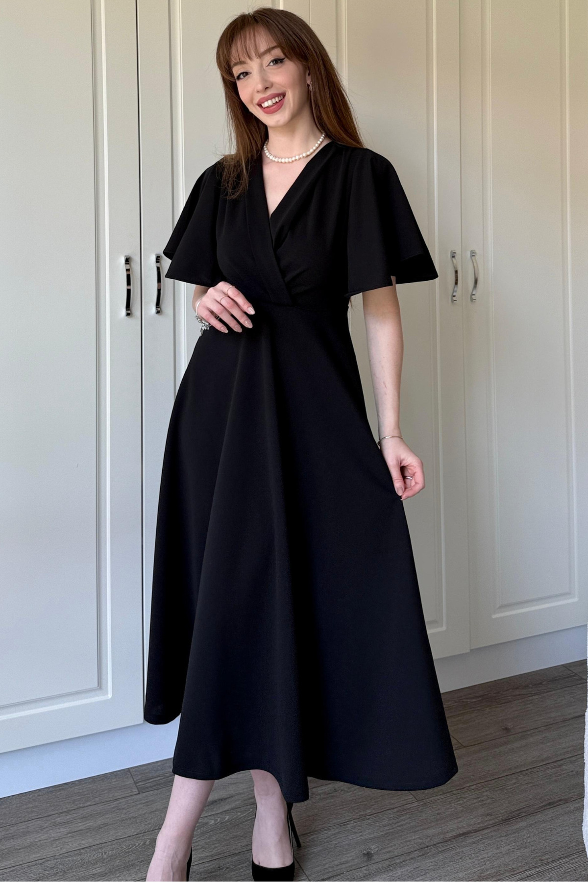 Dilay Gökoğlu Butik  Siyah Kruvaze Yaka Kolları Volanlı Midi Elbise - Görsel 6