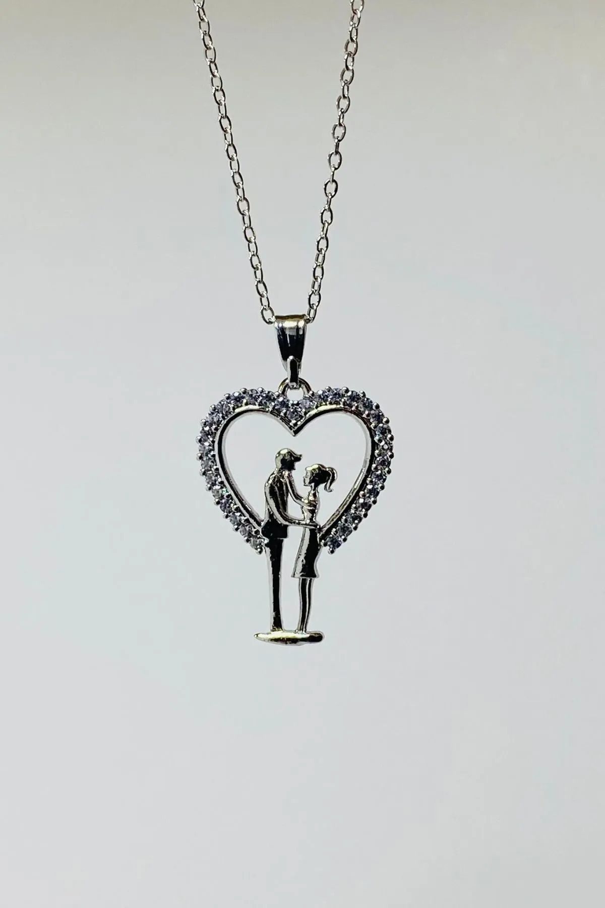 LAVİNYAMJEWELLERY Aşkın Gözdesi Taş Detaylı Kalpli Gümüş Renk Sarılan Sevgili