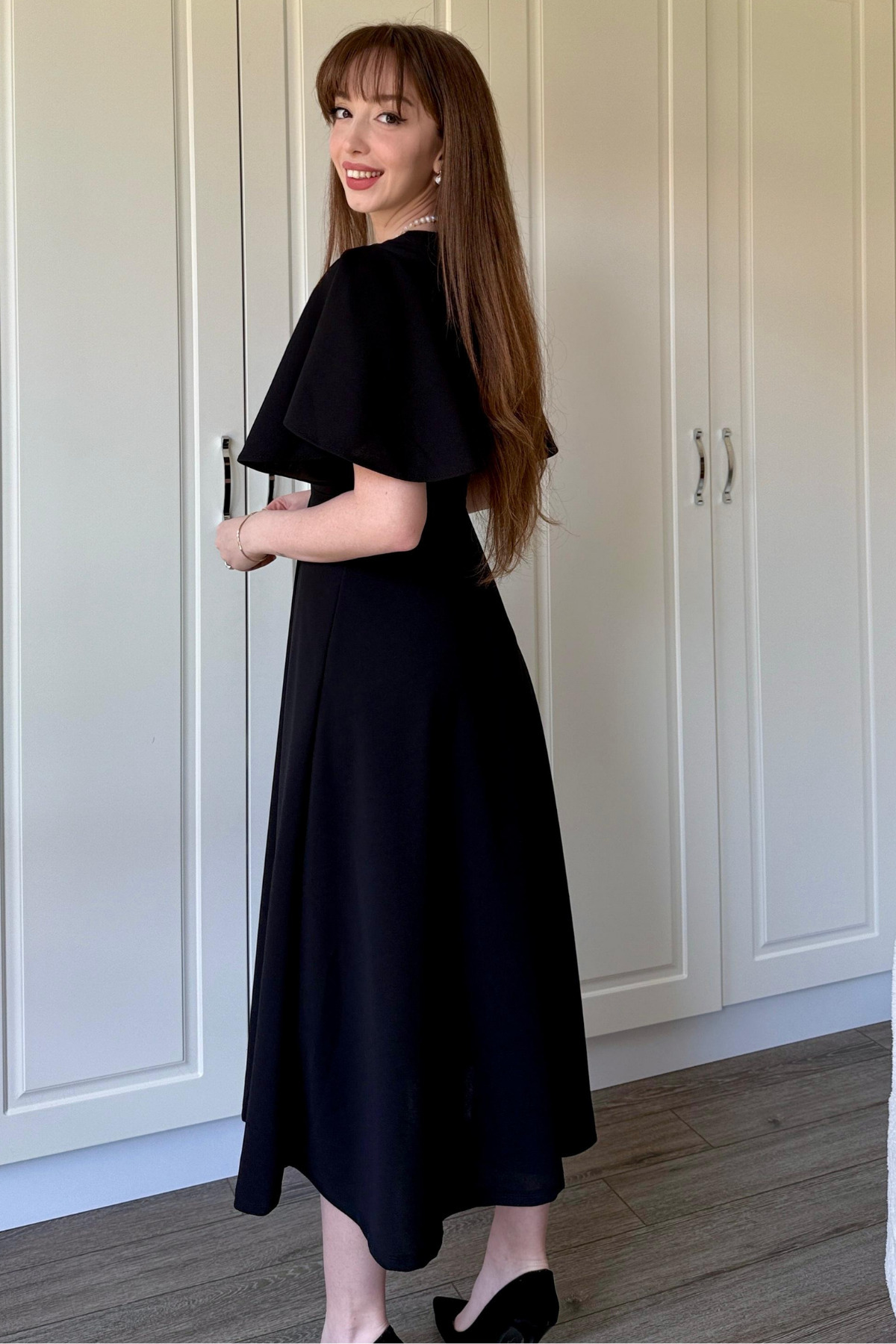 Dilay Gökoğlu Butik  Siyah Kruvaze Yaka Kolları Volanlı Midi Elbise - Görsel 8