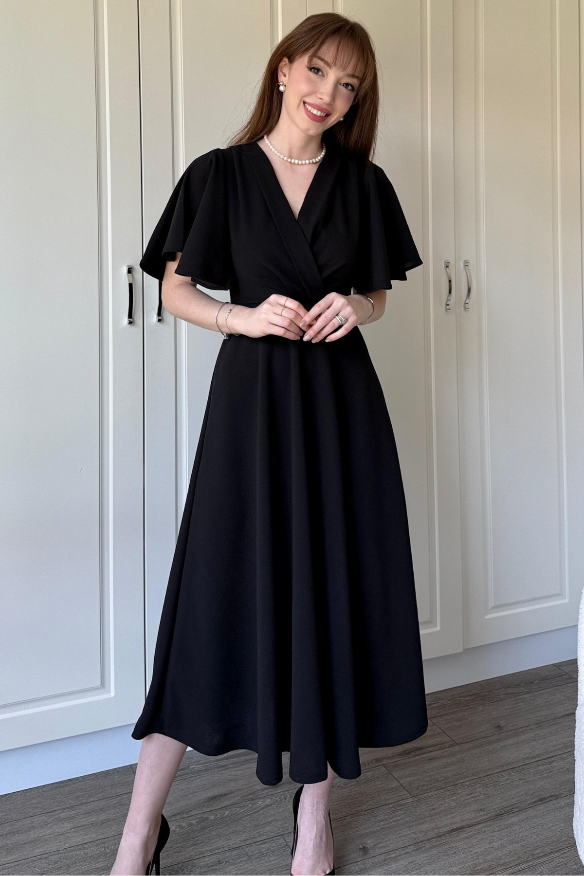 Dilay Gökoğlu Butik  Siyah Kruvaze Yaka Kolları Volanlı Midi Elbise - Görsel 9