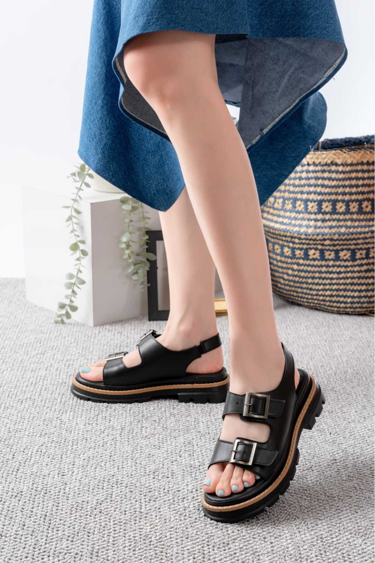 EYLÜLDEN MODA SHOES Eylülden Moda Shoes Kadın Merlin Siyah Cilt Çift Bantlı Vardola Detaylı Sandalet