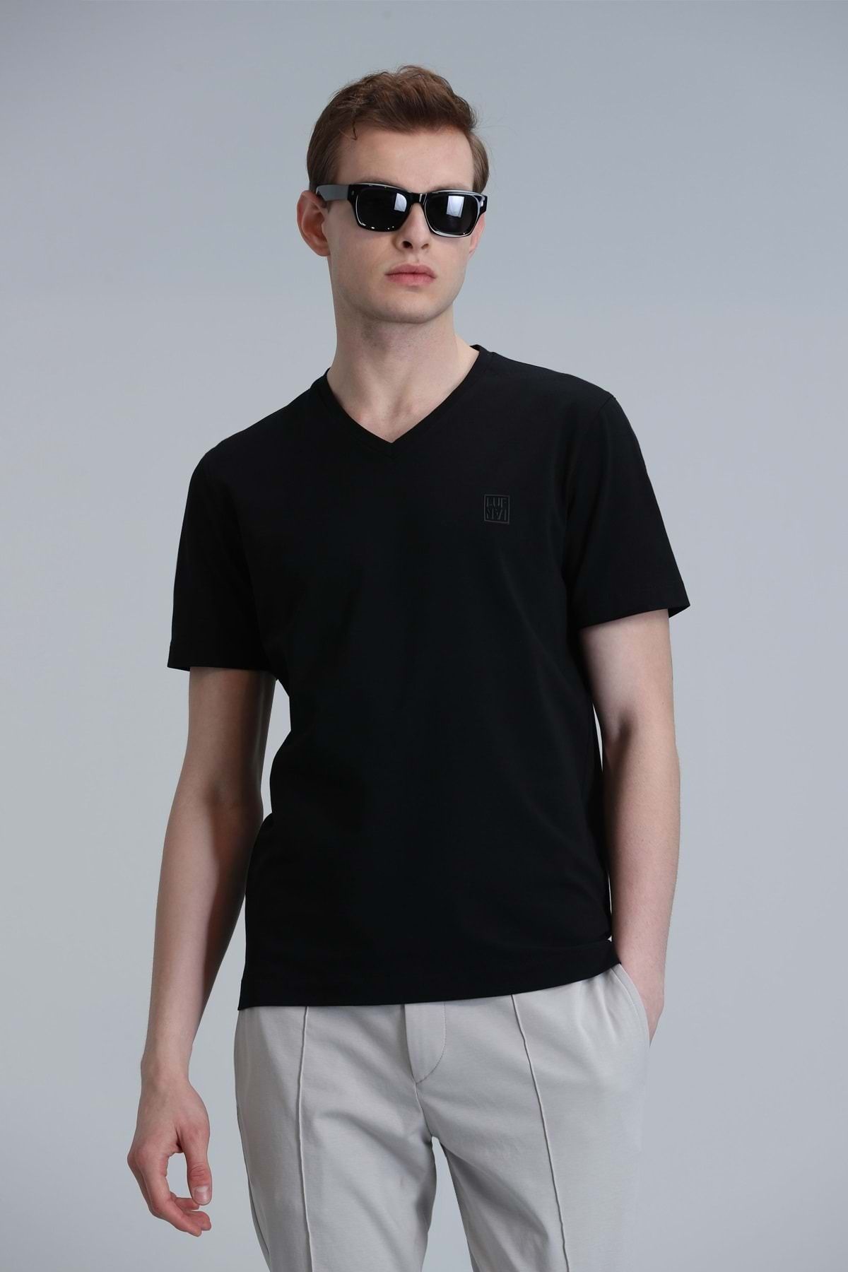 Kocamanlar Ayakkabı Lufian 111020224 Tuna V Yaka Modern Grafik T- Shirt Erkek Tişort SİYAH