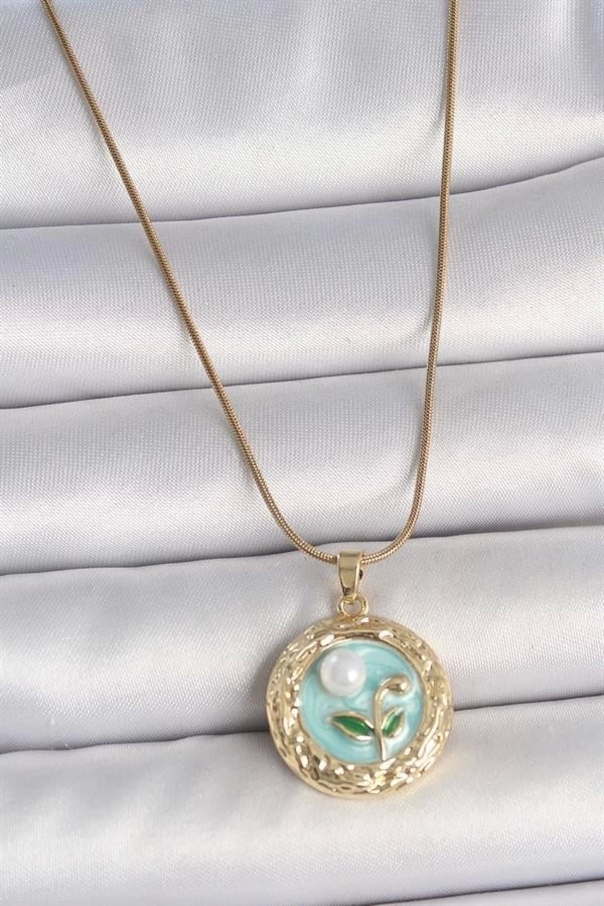 Lale Moda 316L Çelik Gold Renk Zincir Mavi Çiçek İşlmeli İnci Detay Portre Model Kadın Kolye